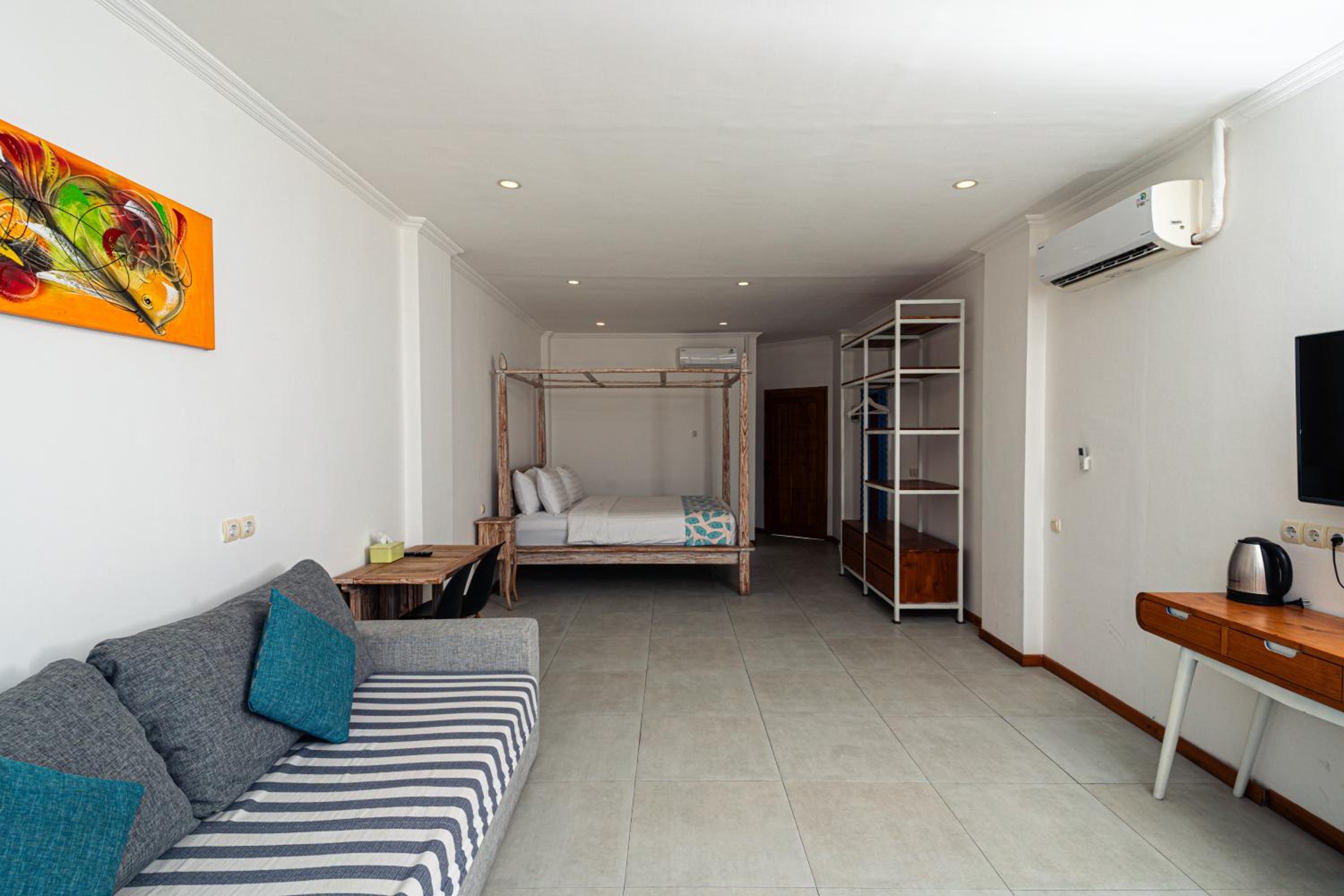 Deluxe Double Room with Balcony - Photo 24