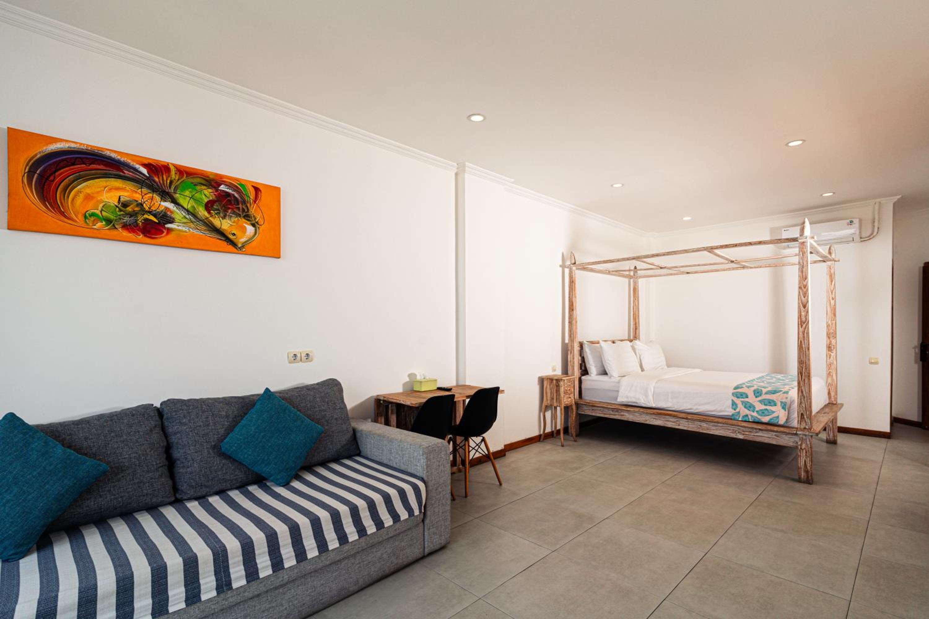 Deluxe Double Room with Balcony - Photo 12