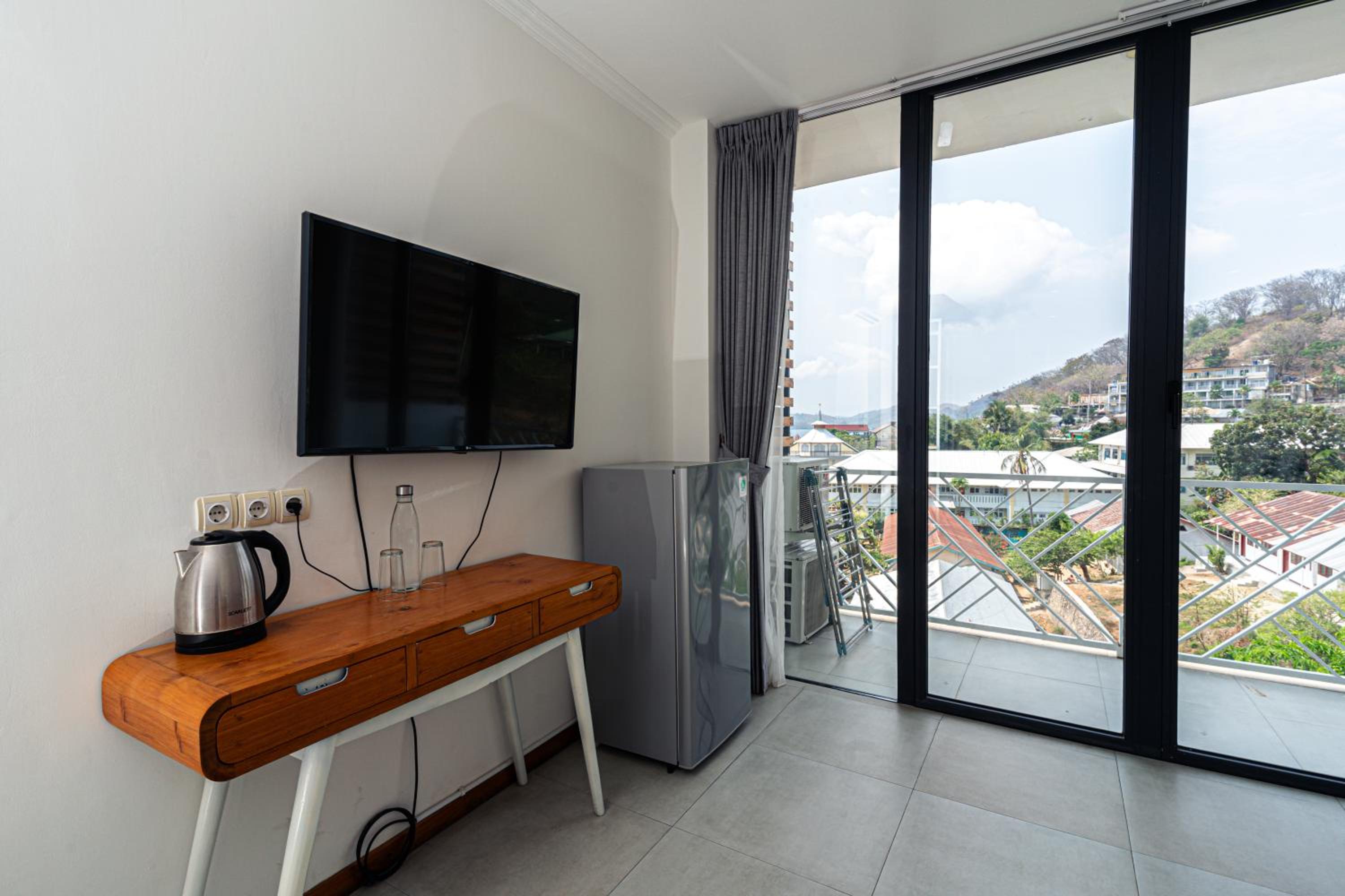 Deluxe Double Room with Balcony - Photo 13