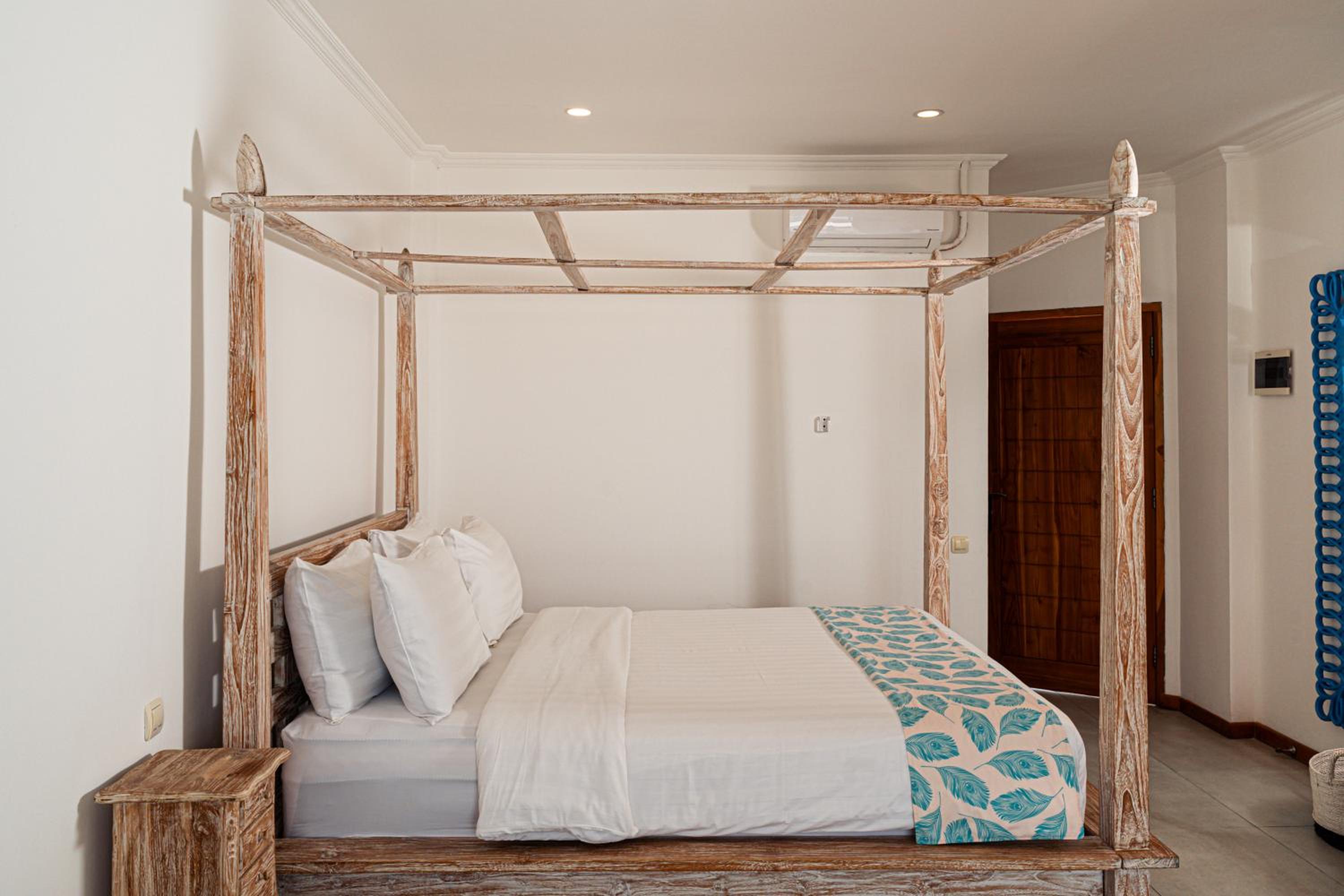 Deluxe Double Room with Balcony - Photo 15