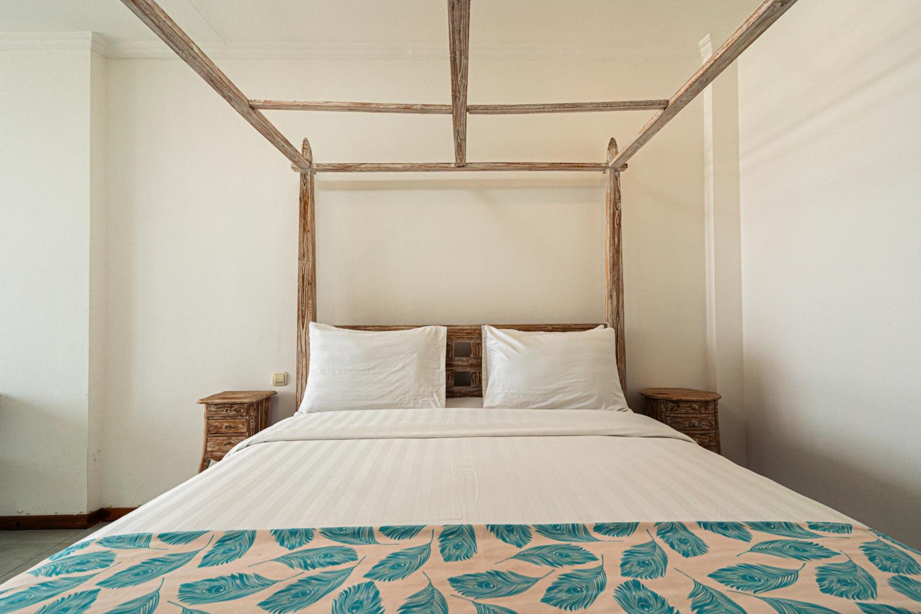 Deluxe Double Room with Balcony - Photo 10