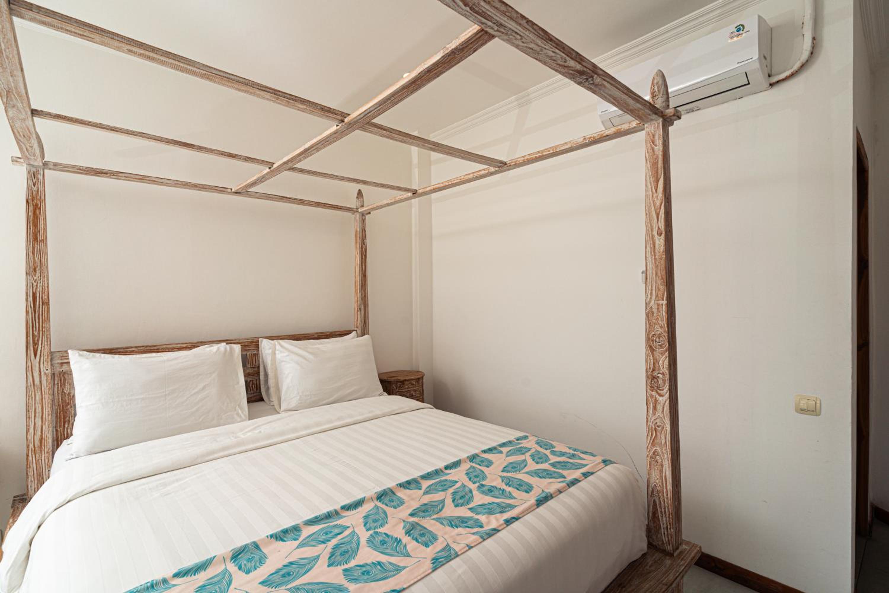Deluxe Double Room with Balcony - Photo 16