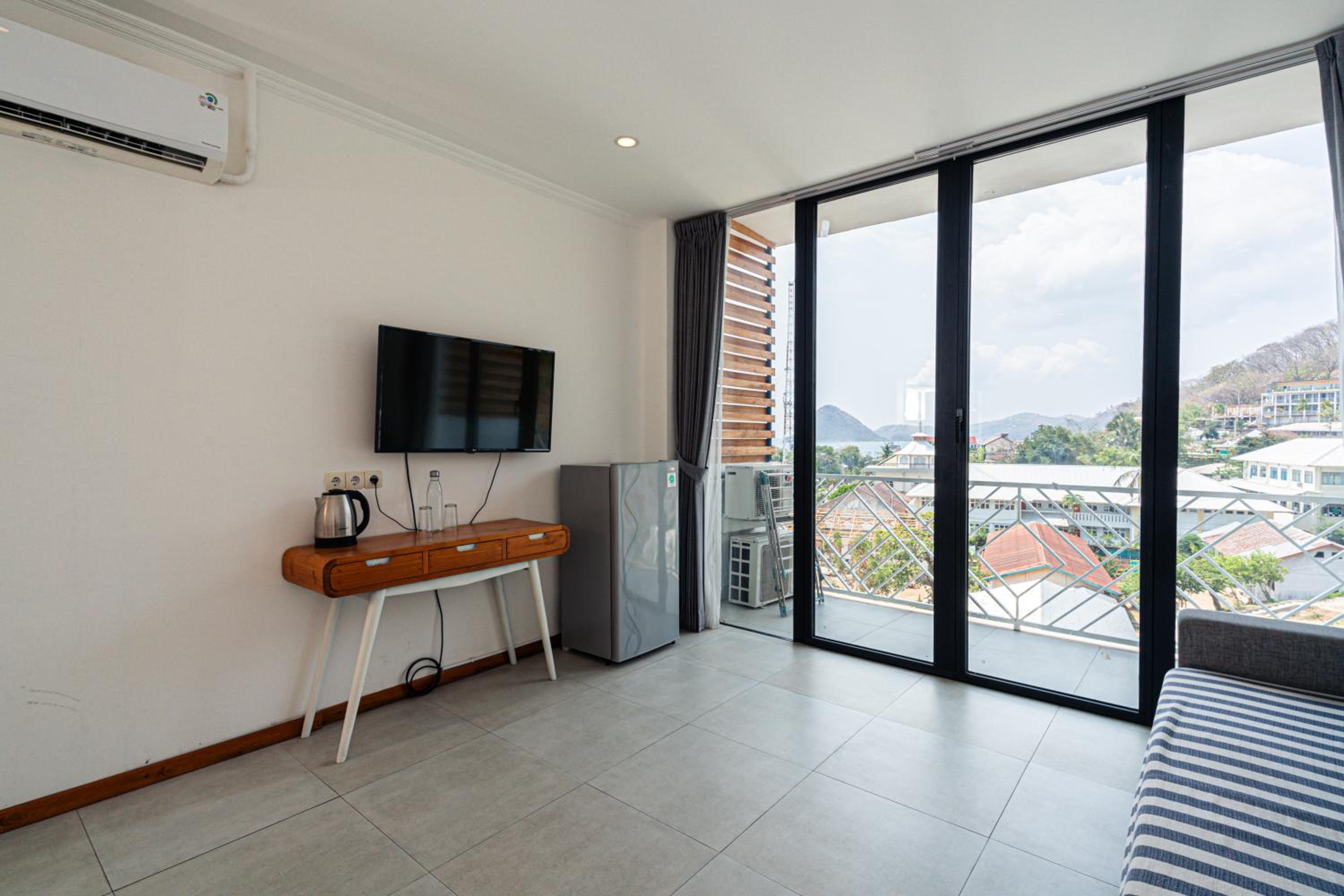 Deluxe Double Room with Balcony - Photo 23