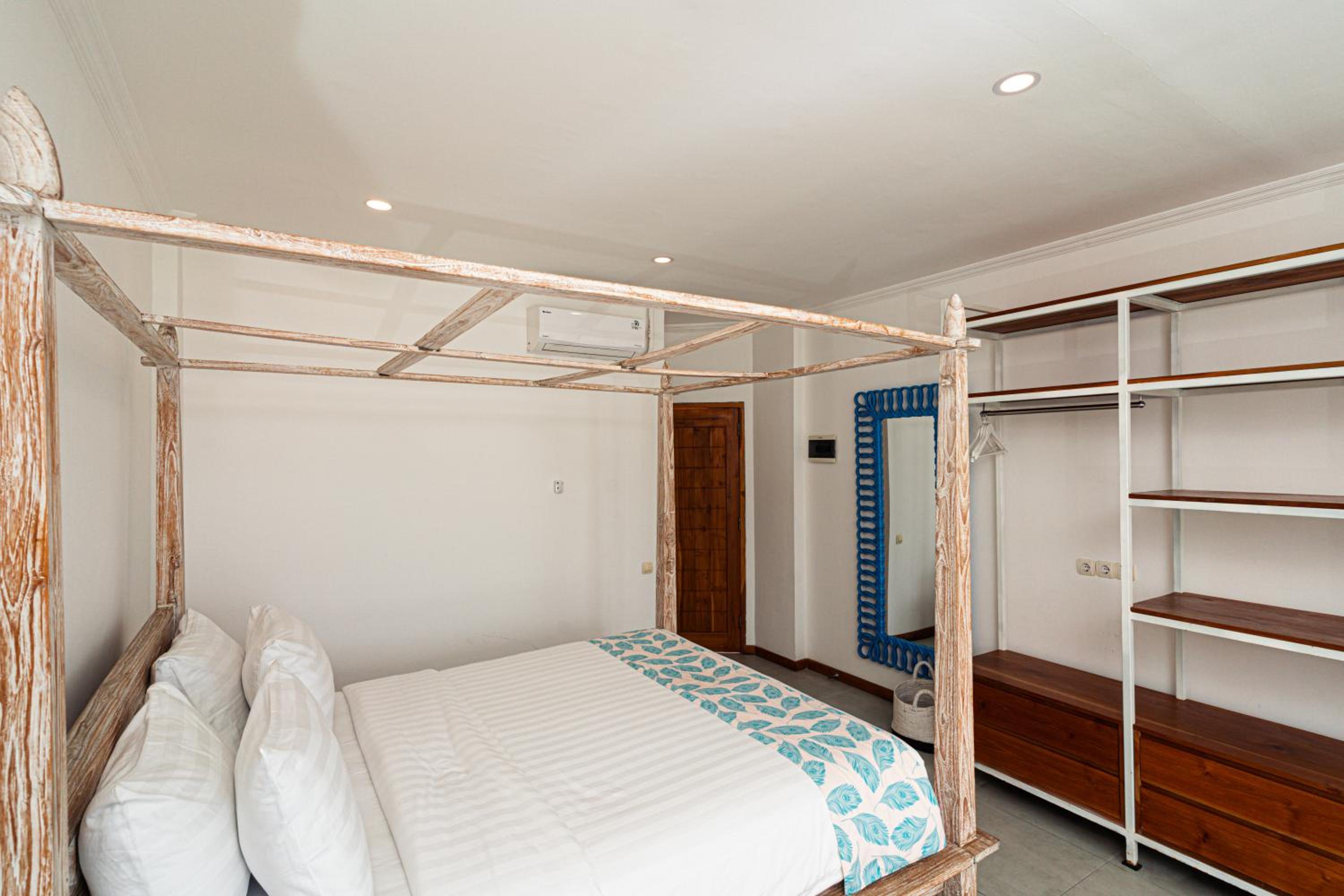 Deluxe Double Room with Balcony - Photo 20
