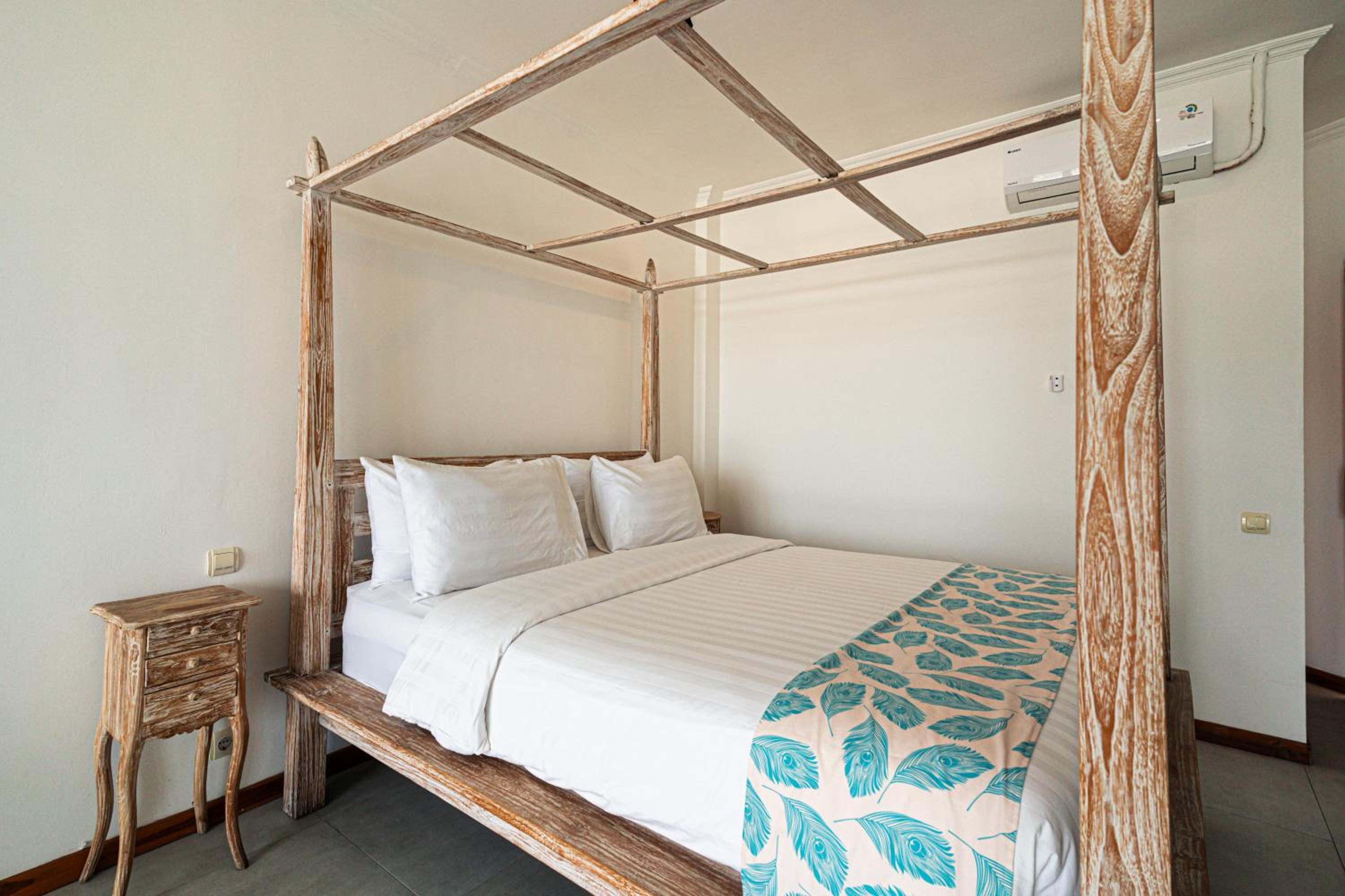 Deluxe Double Room with Balcony - Photo 11