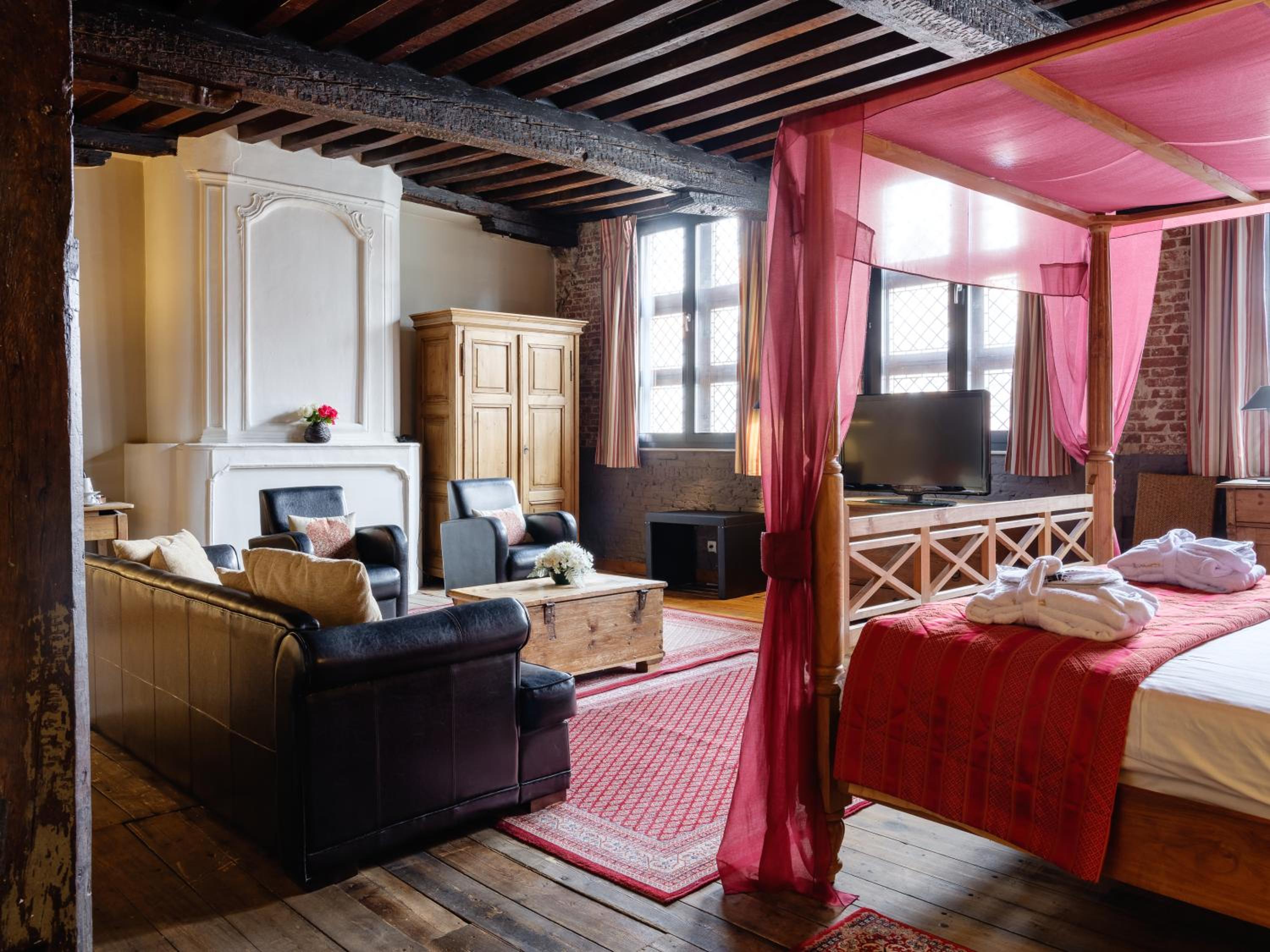 Deluxe King Suite photo 2