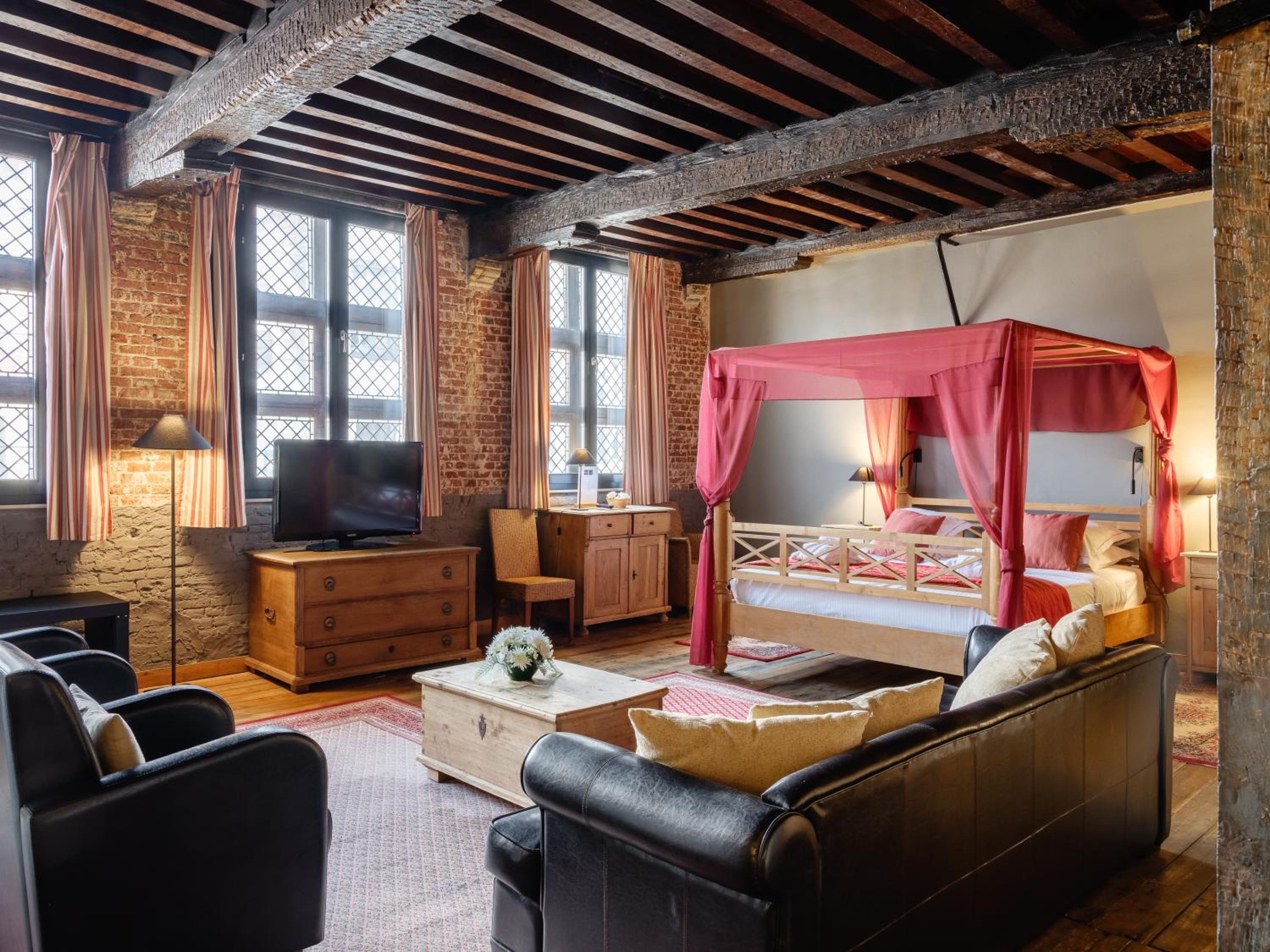 Deluxe King Suite photo 3