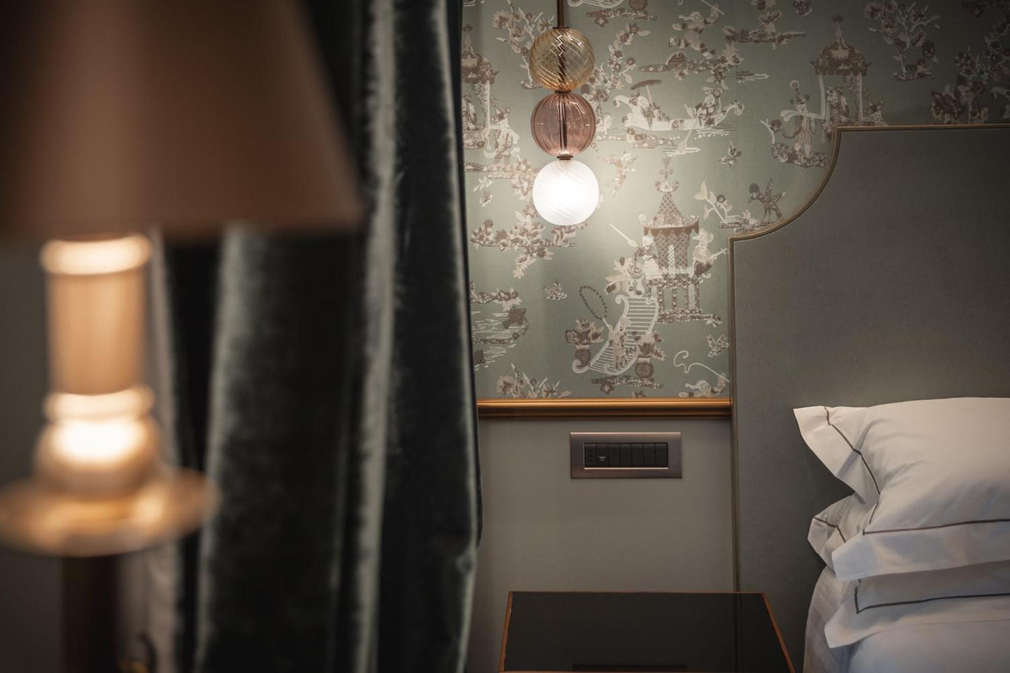 Queen Comfort Room