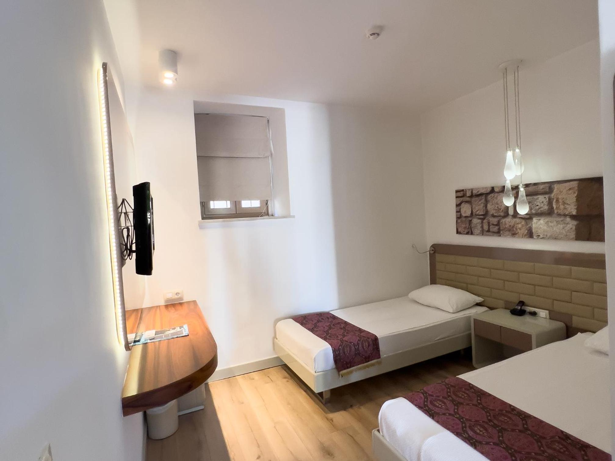 Economy Double Room - Photo 8