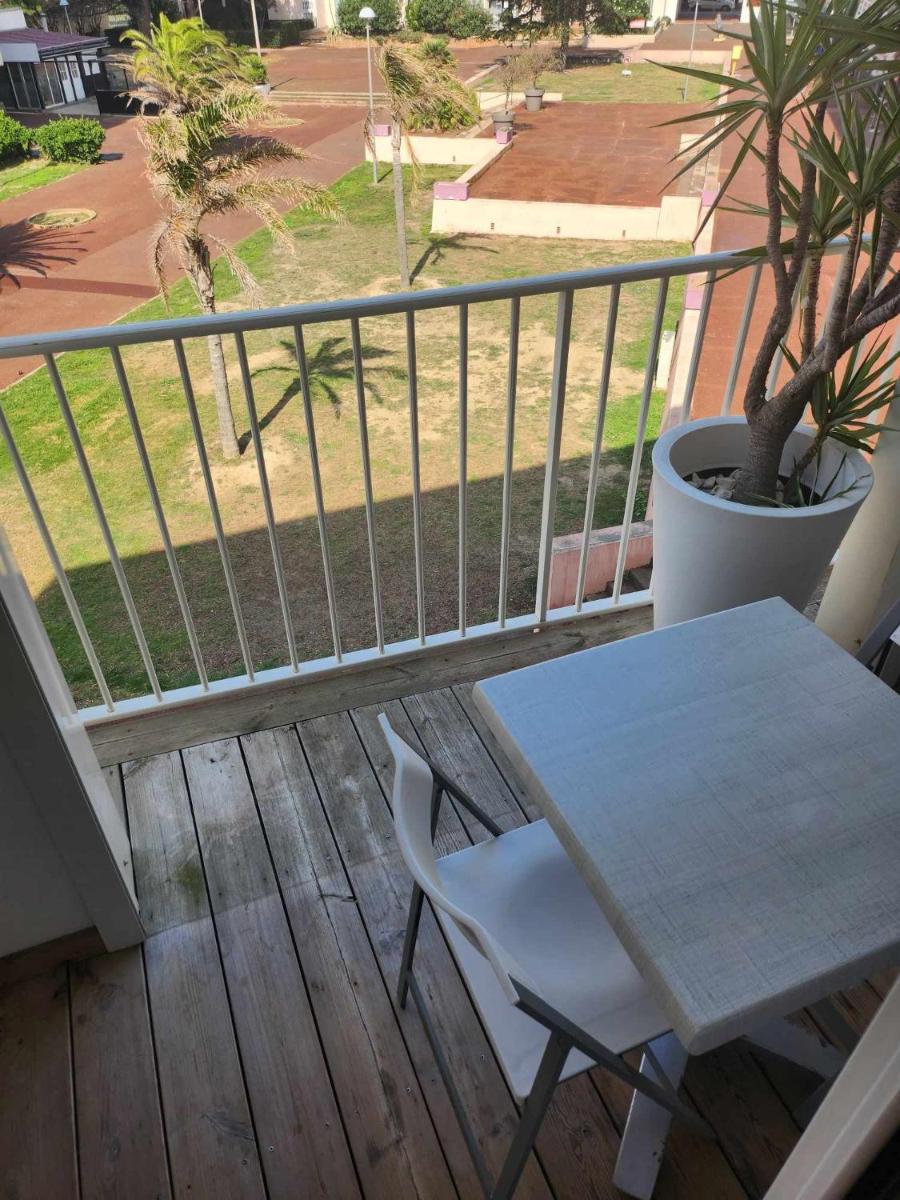 Duplex apartment - indoor garden view or backyard square view  - Photo 1