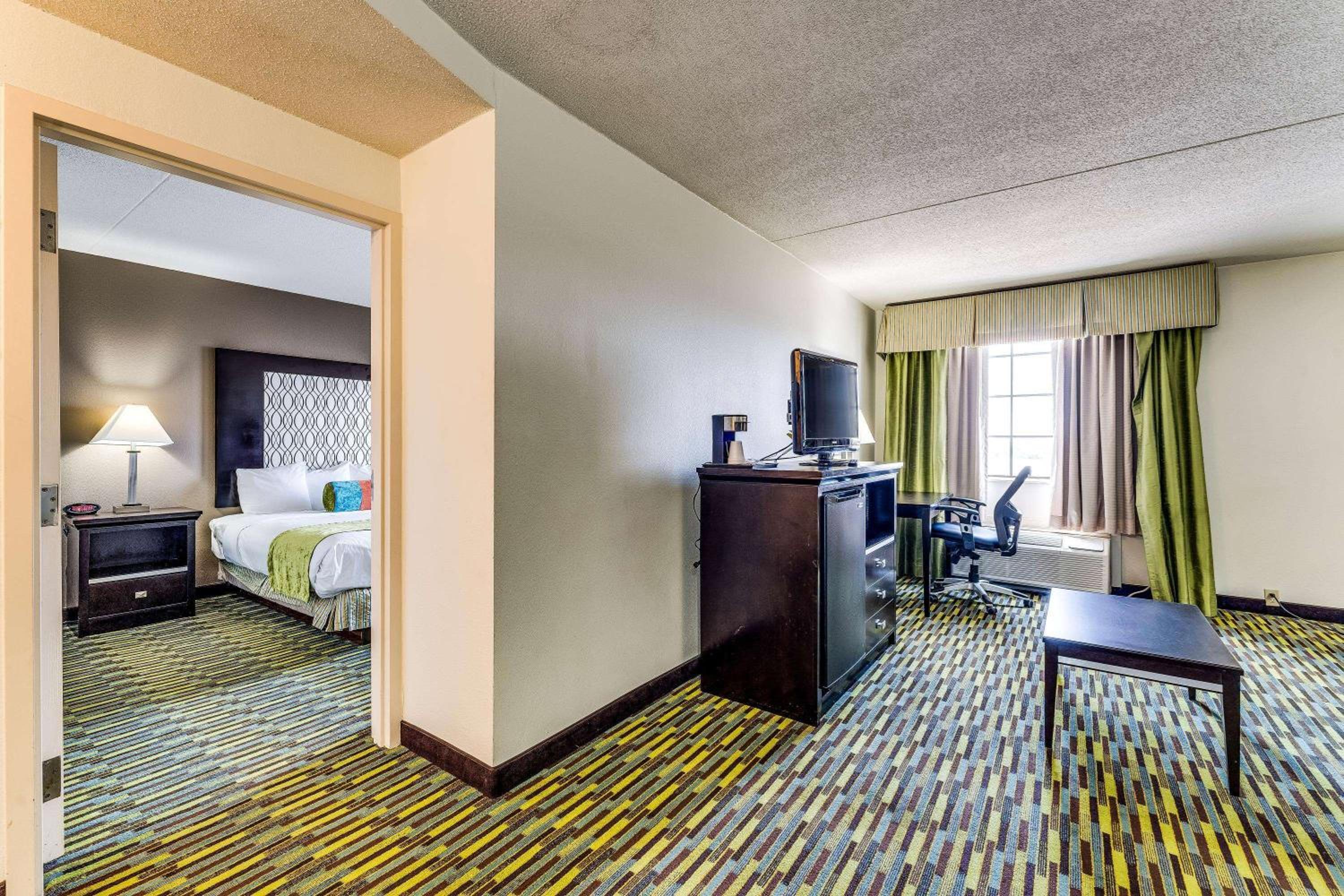 One-Bedroom King Suite - Non-Smoking - Photo 5