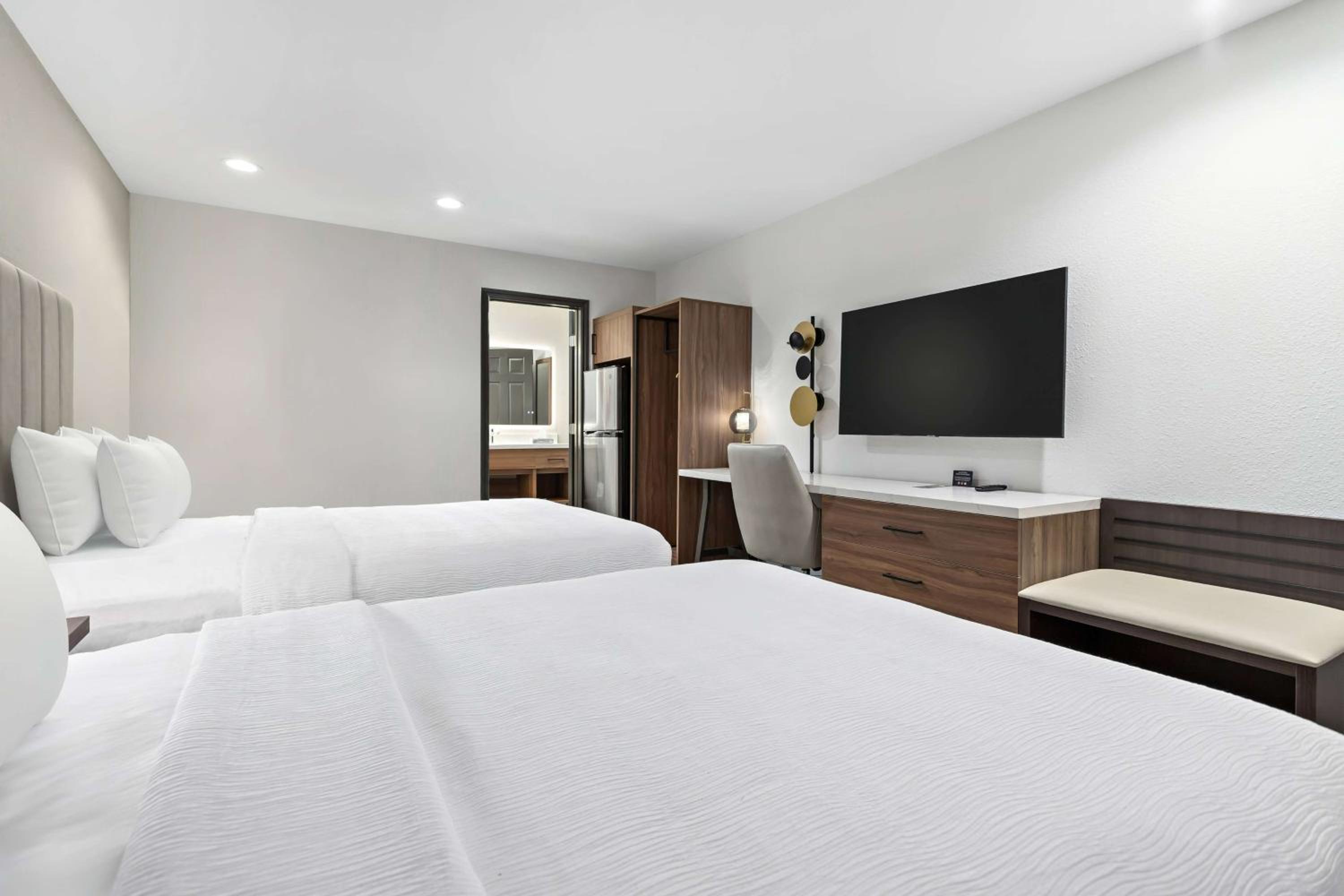 Premium Queen Room with Two Double Beds - Non-Smoking - Photo 6