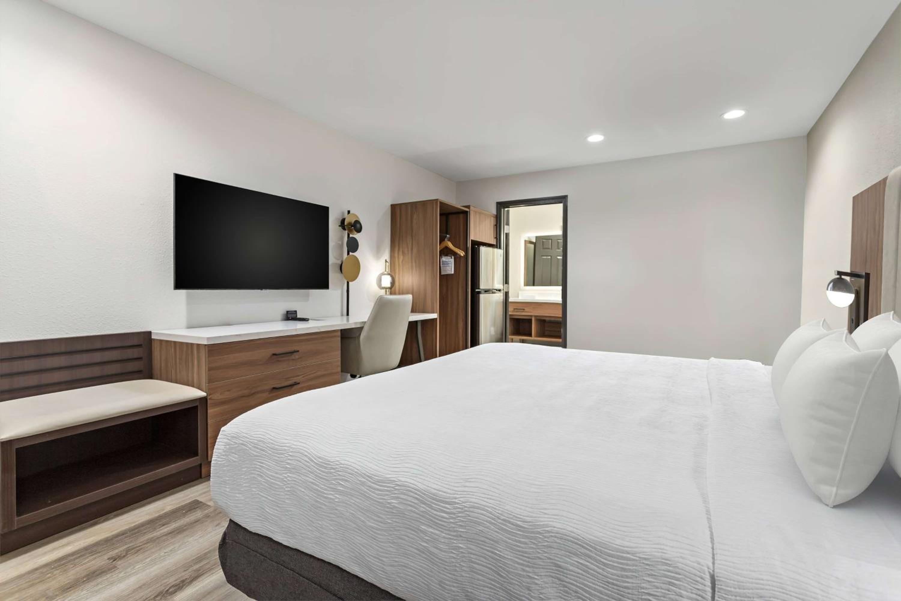 1 King Bed, Premium Mobility/Hearing Accessible Room, Roll-In Shower, No Smoking - Photo 5