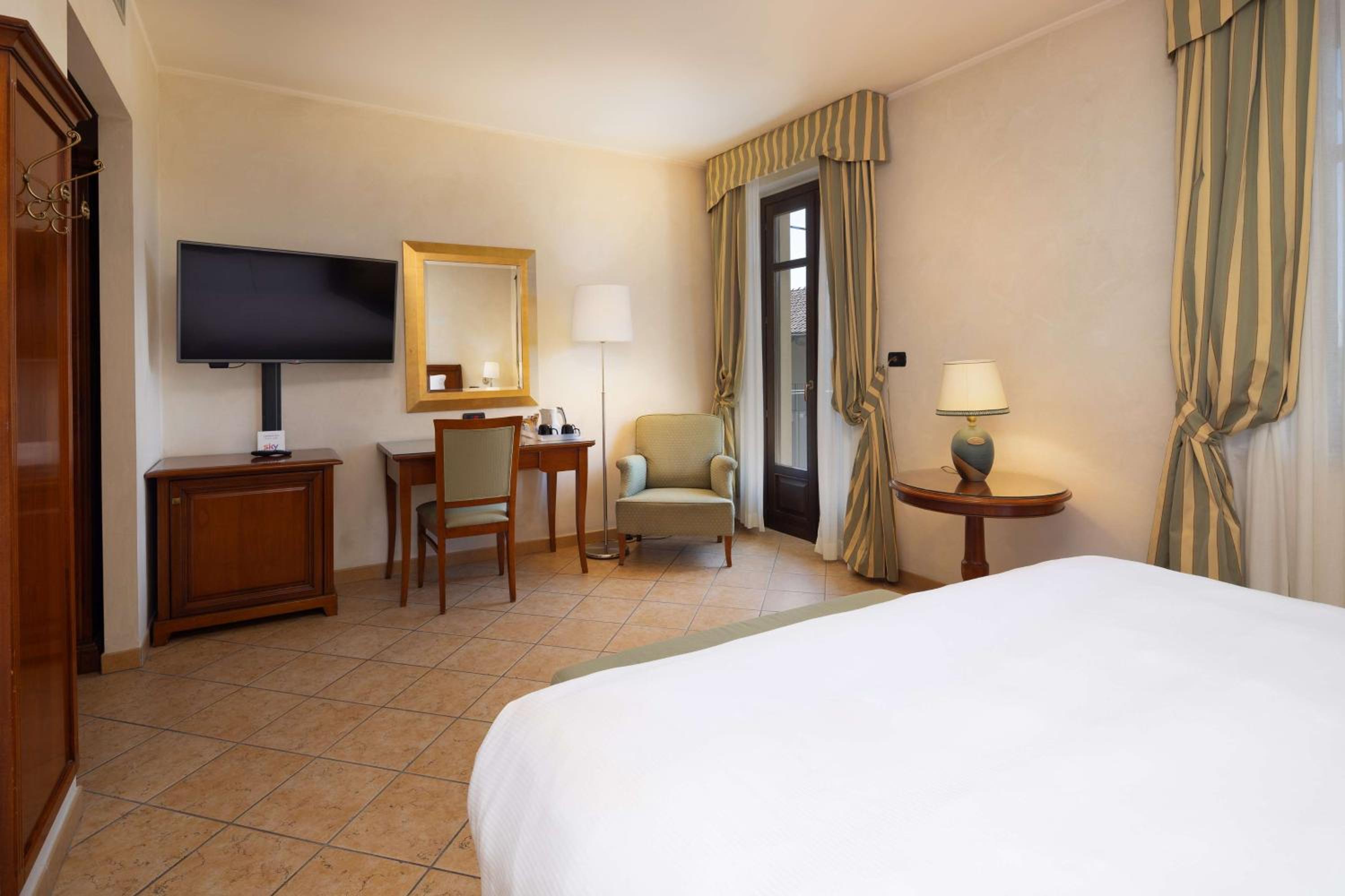 Standard King Room - Photo 3