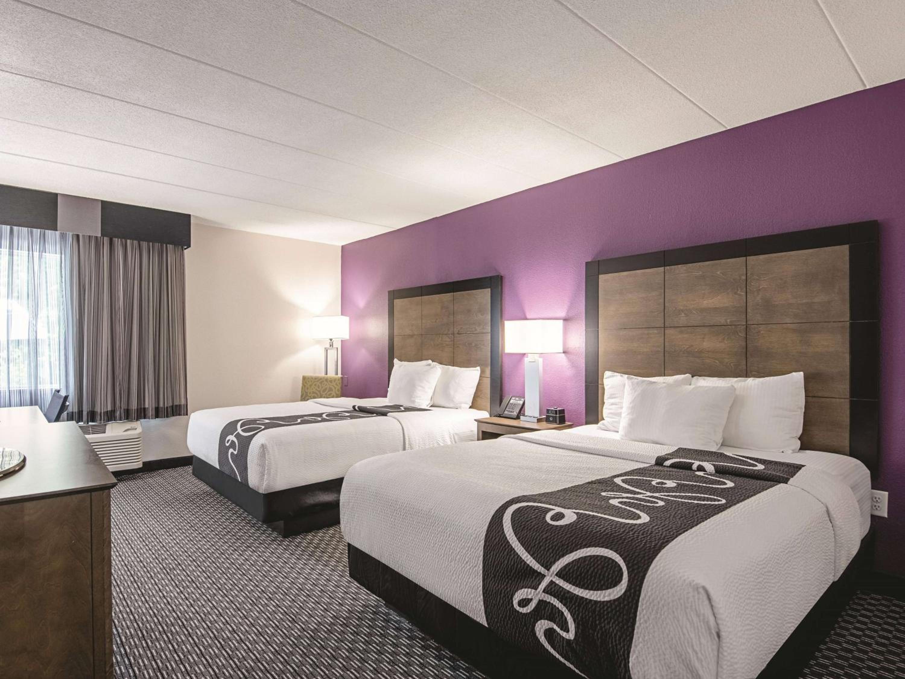 Deluxe Room with Two Queen Beds - Photo 4