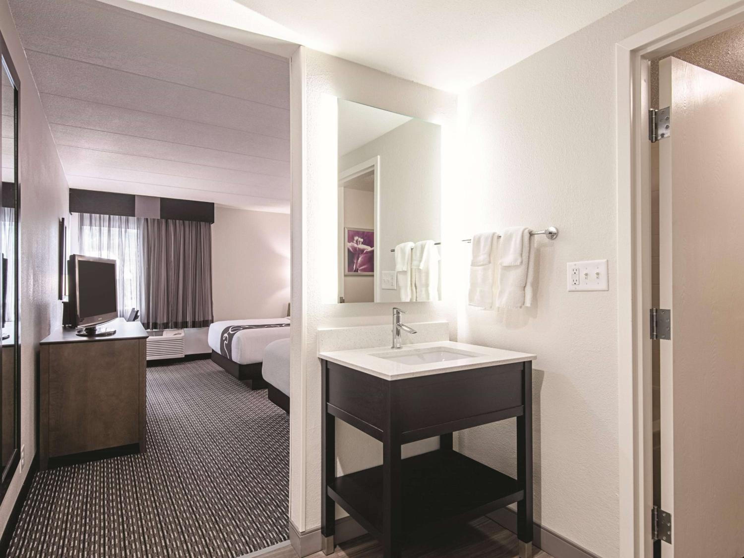 Deluxe Room with Two Queen Beds - Photo 5