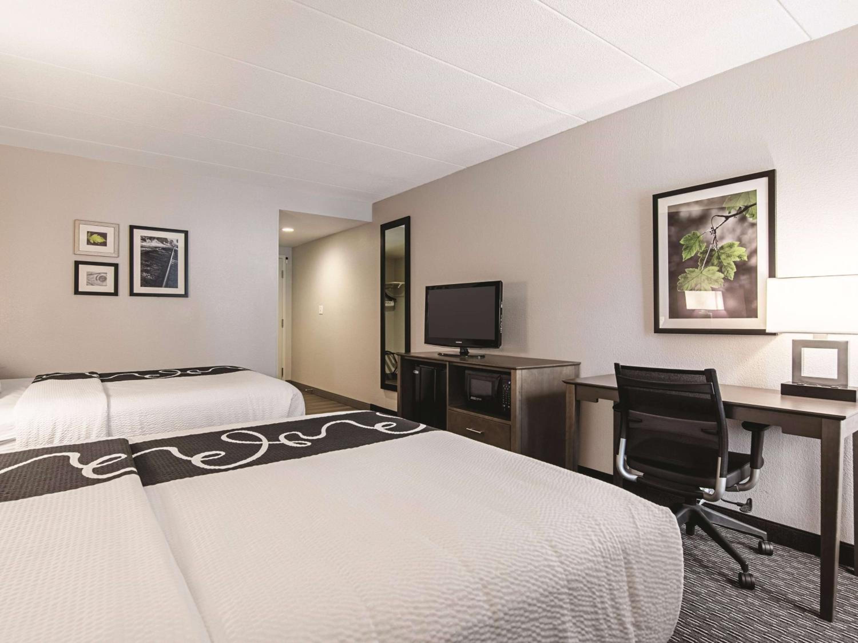 Deluxe Room with Two Queen Beds - Photo 3