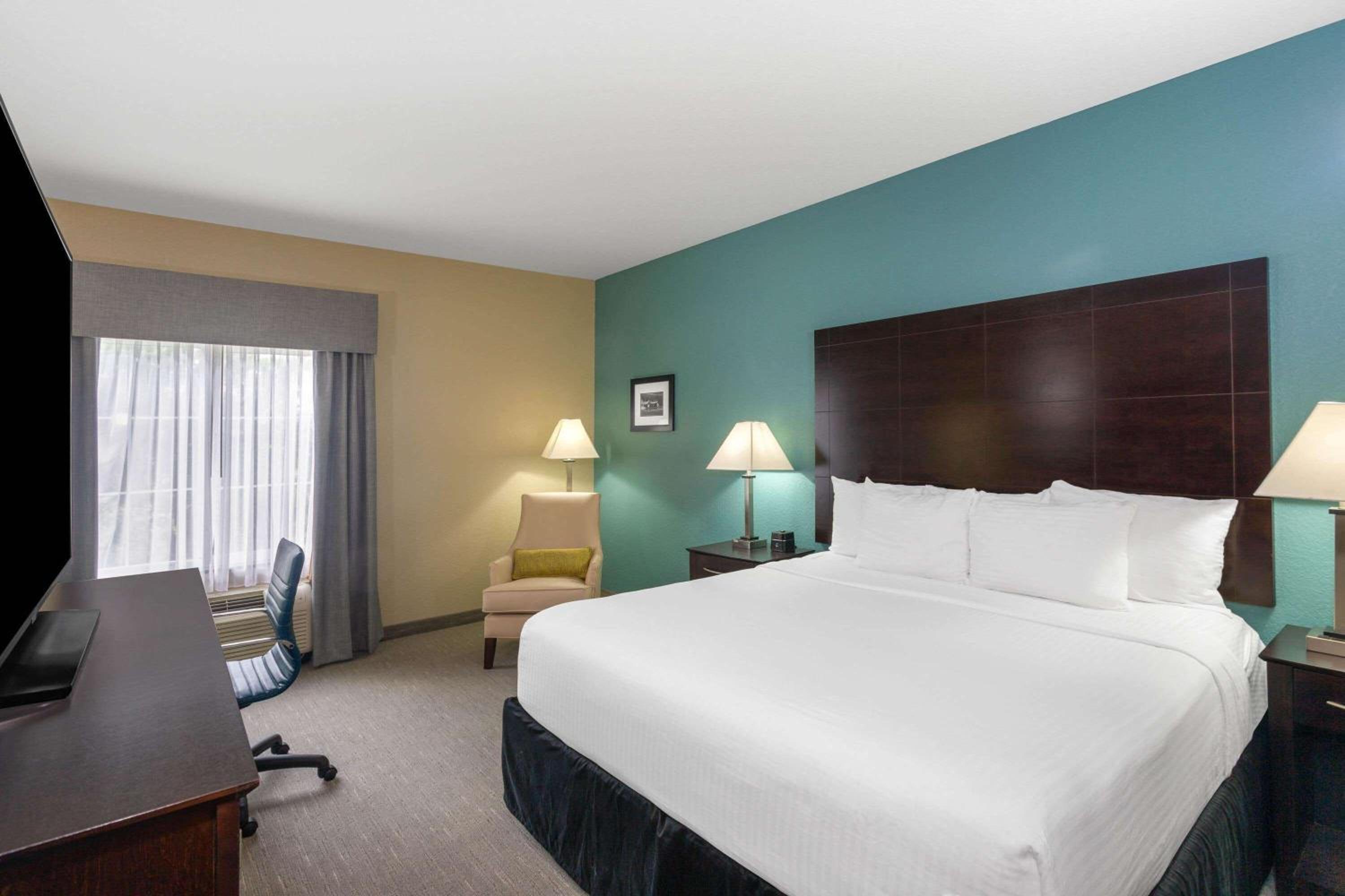 King Room with Roll-in Shower - Mobility Access/Non-Smoking photo 2