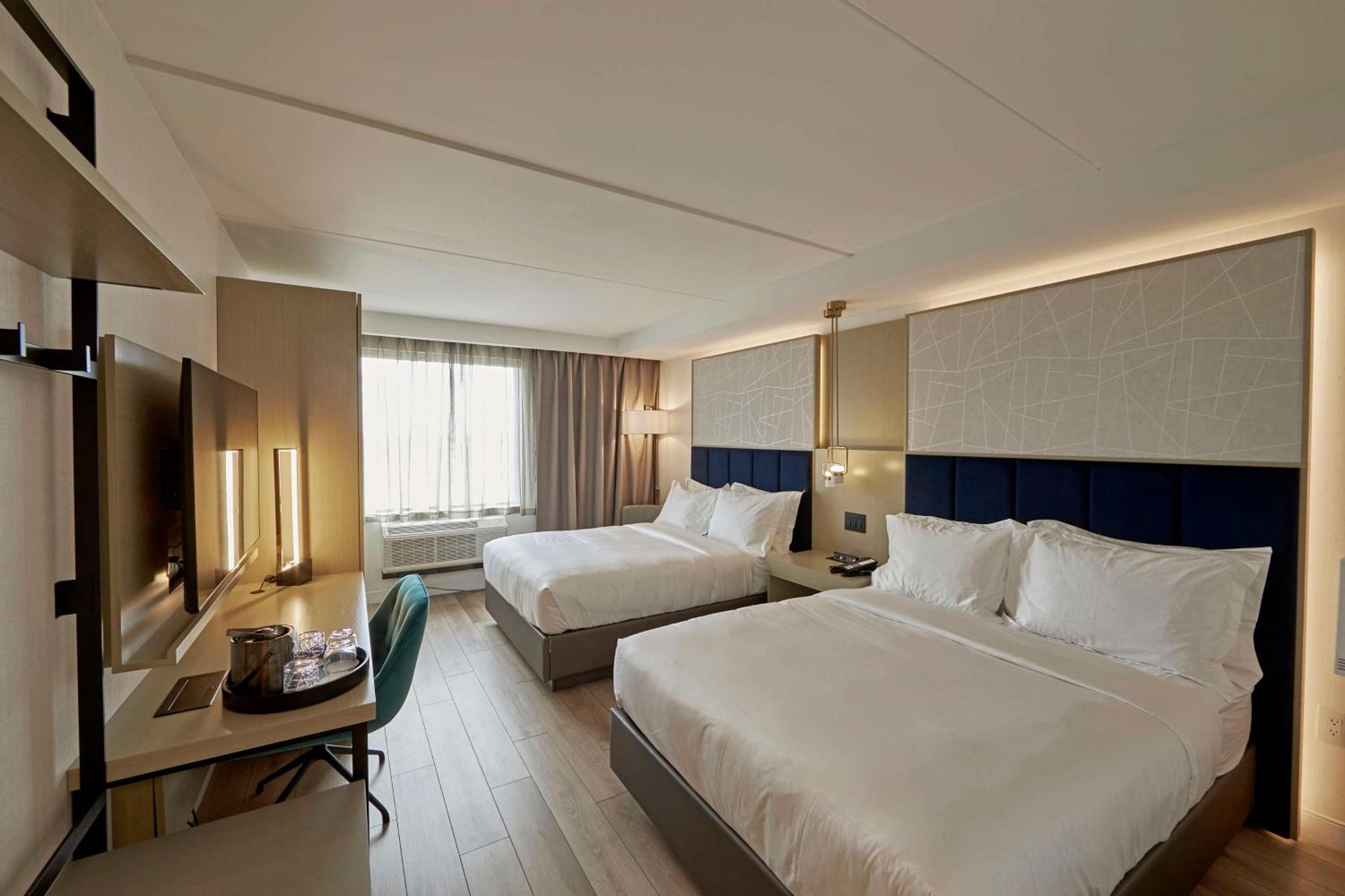 Queen Room with Two Queen Beds - Photo 3