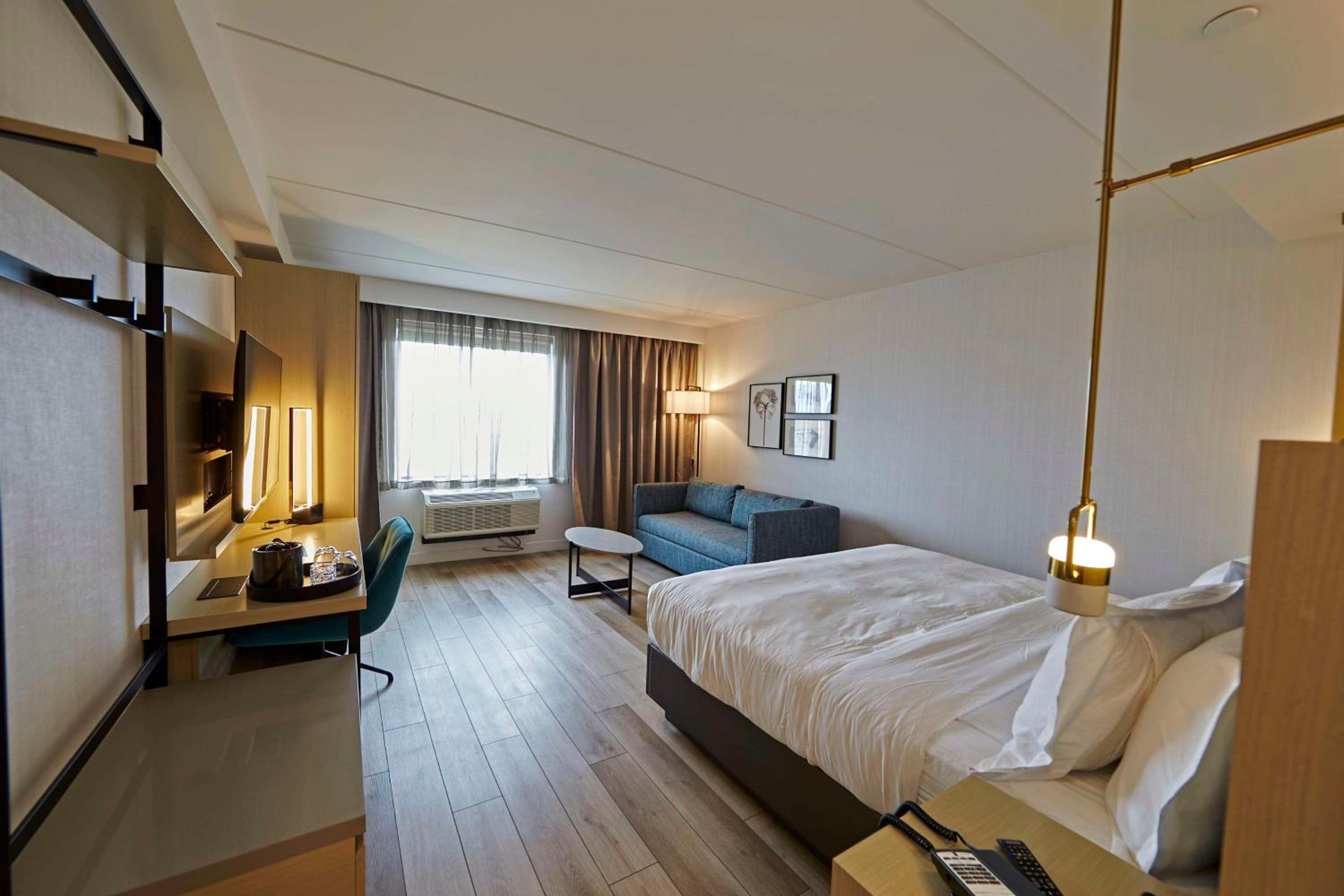 Deluxe King Room with Sofa Bed - Photo 1