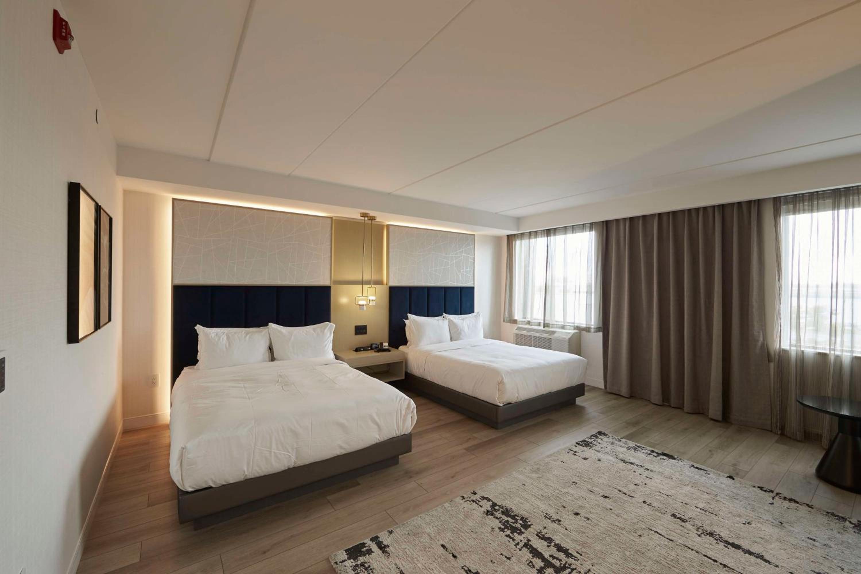 Queen Room with Two Queen Beds and Mobility Accessible Tub - Photo 3