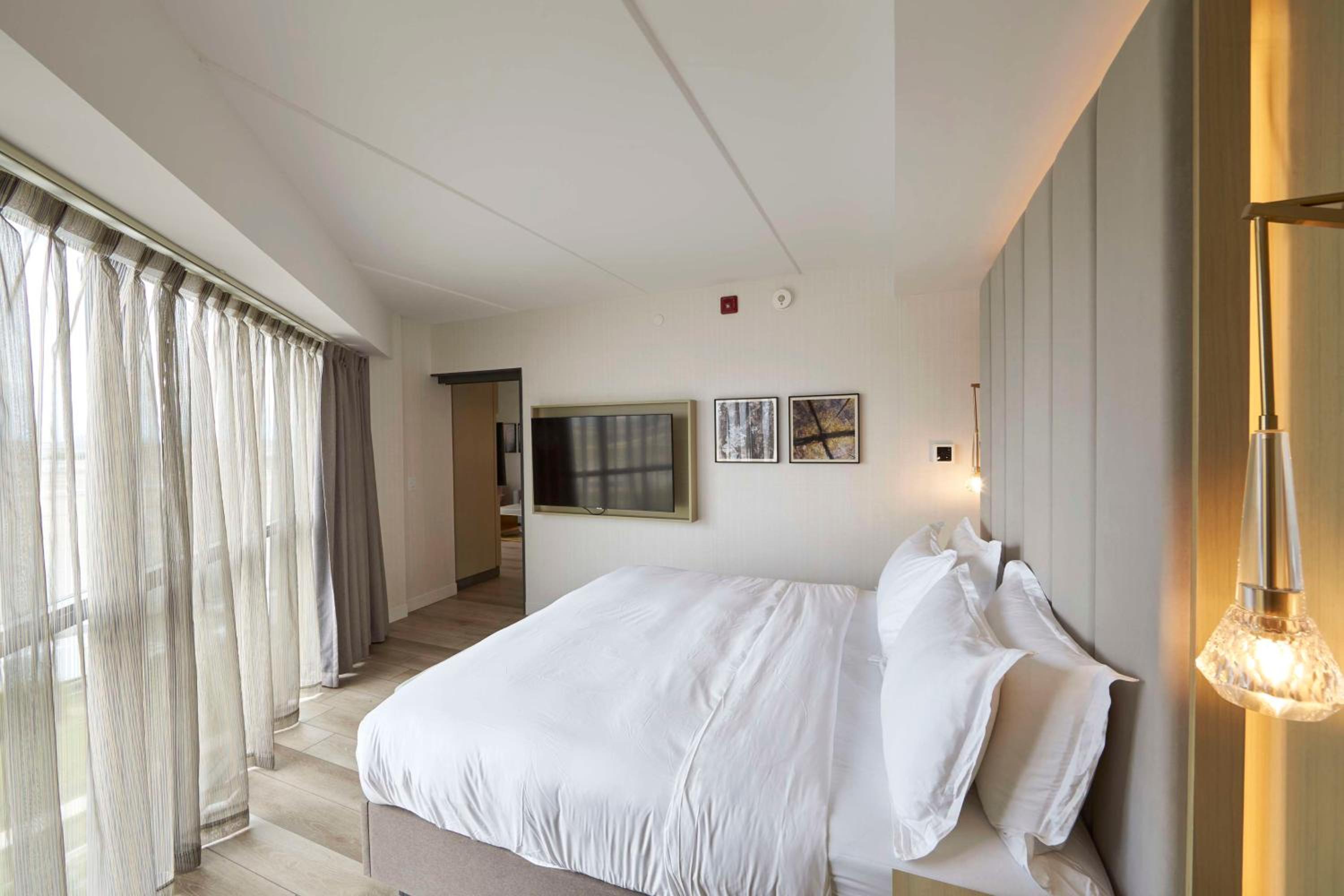 One-Bedroom King Suite with City View - Photo 1