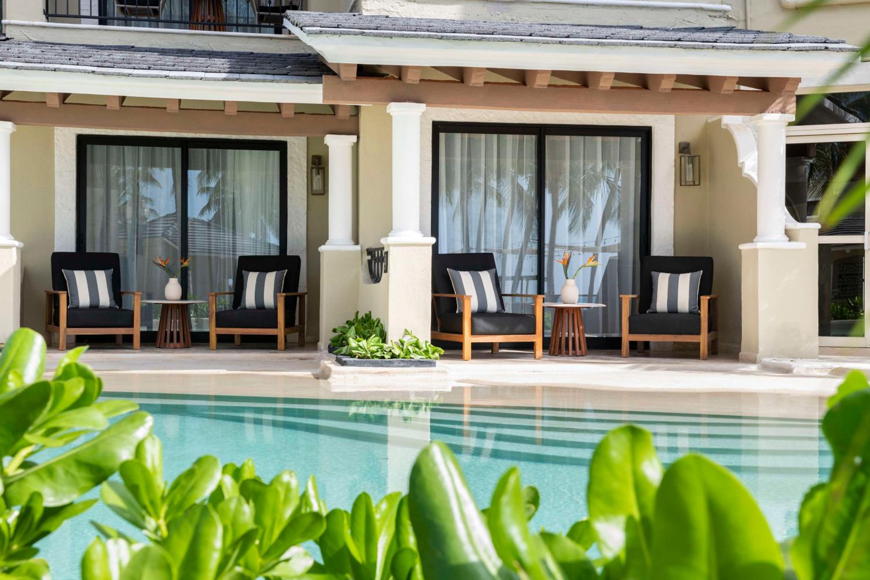 King Junior Suite with Swim-Out and Pool View - Photo 5