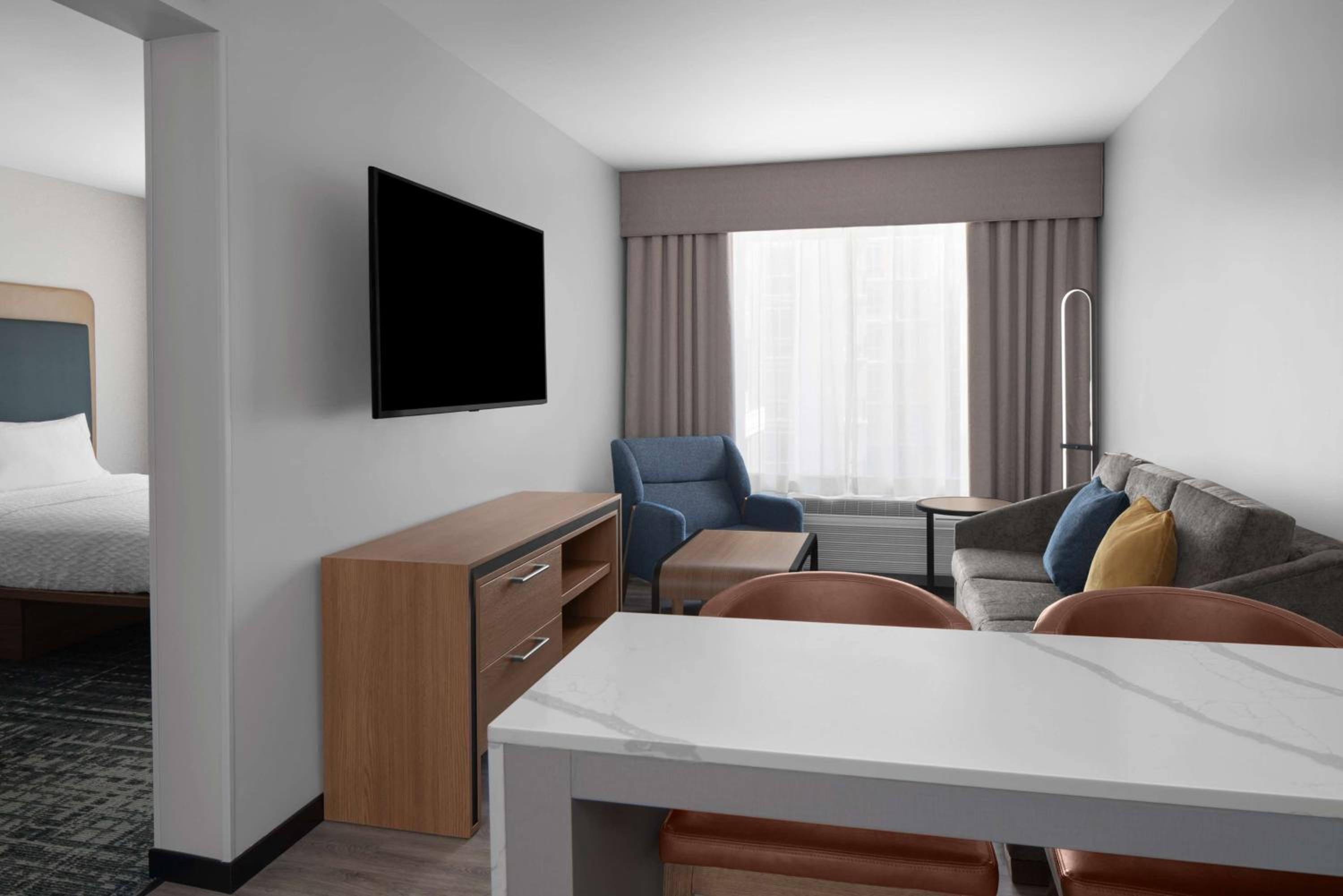One-Bedroom Queen Suite with Two Queen Beds - Photo 2