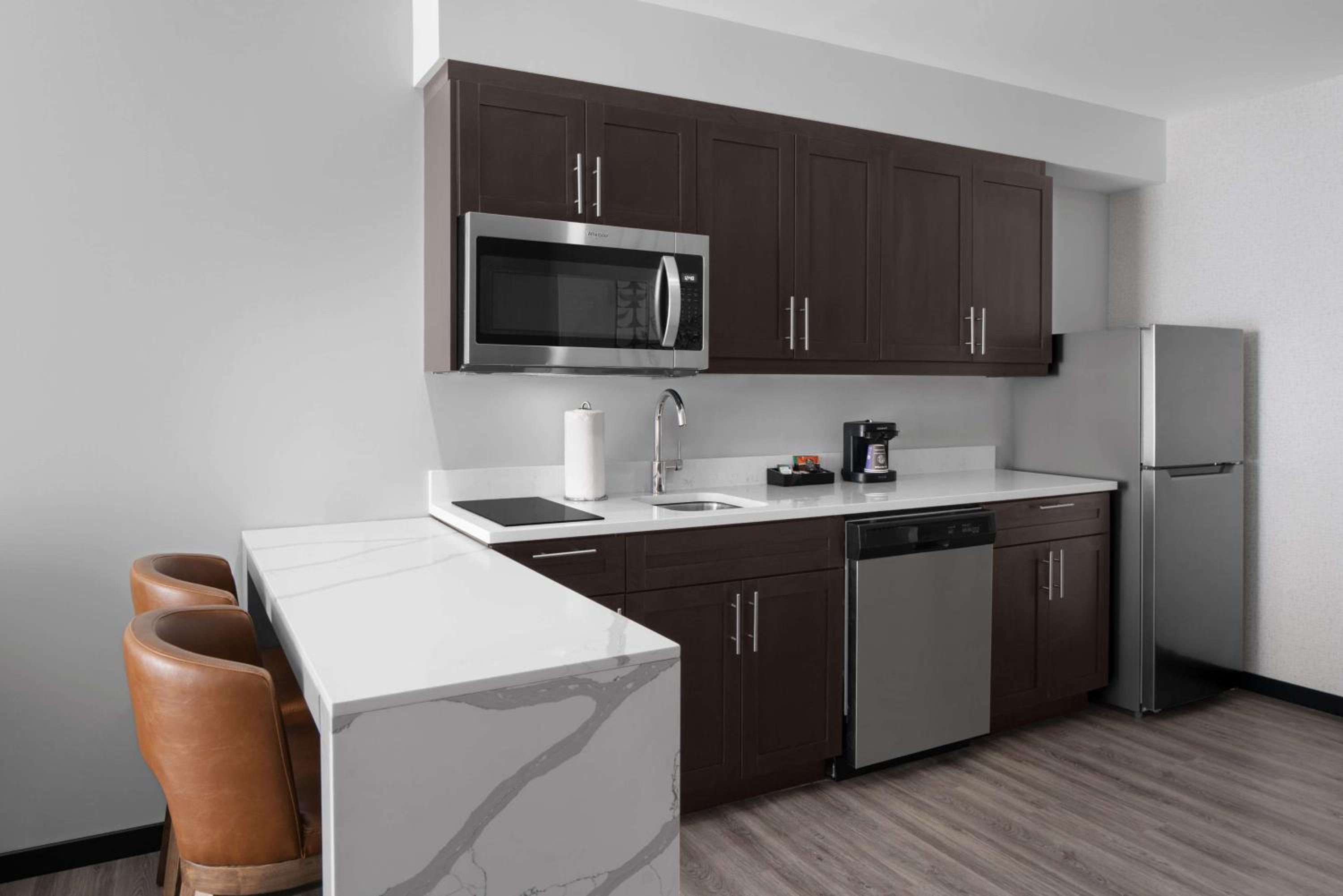 One-Bedroom Queen Suite with Two Queen Beds - Photo 4