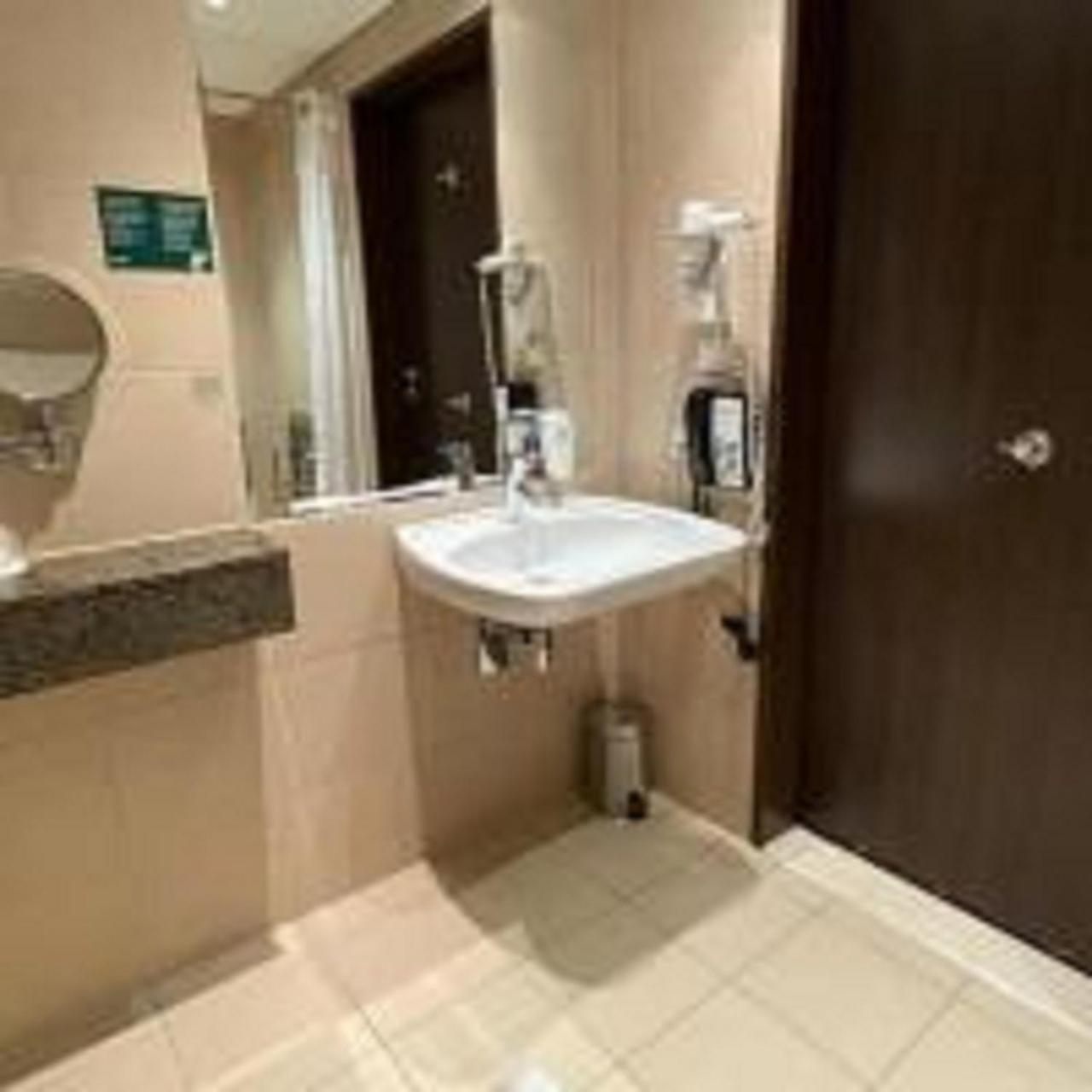 King Room with Mobility Accessible Roll-In Shower - Photo 4