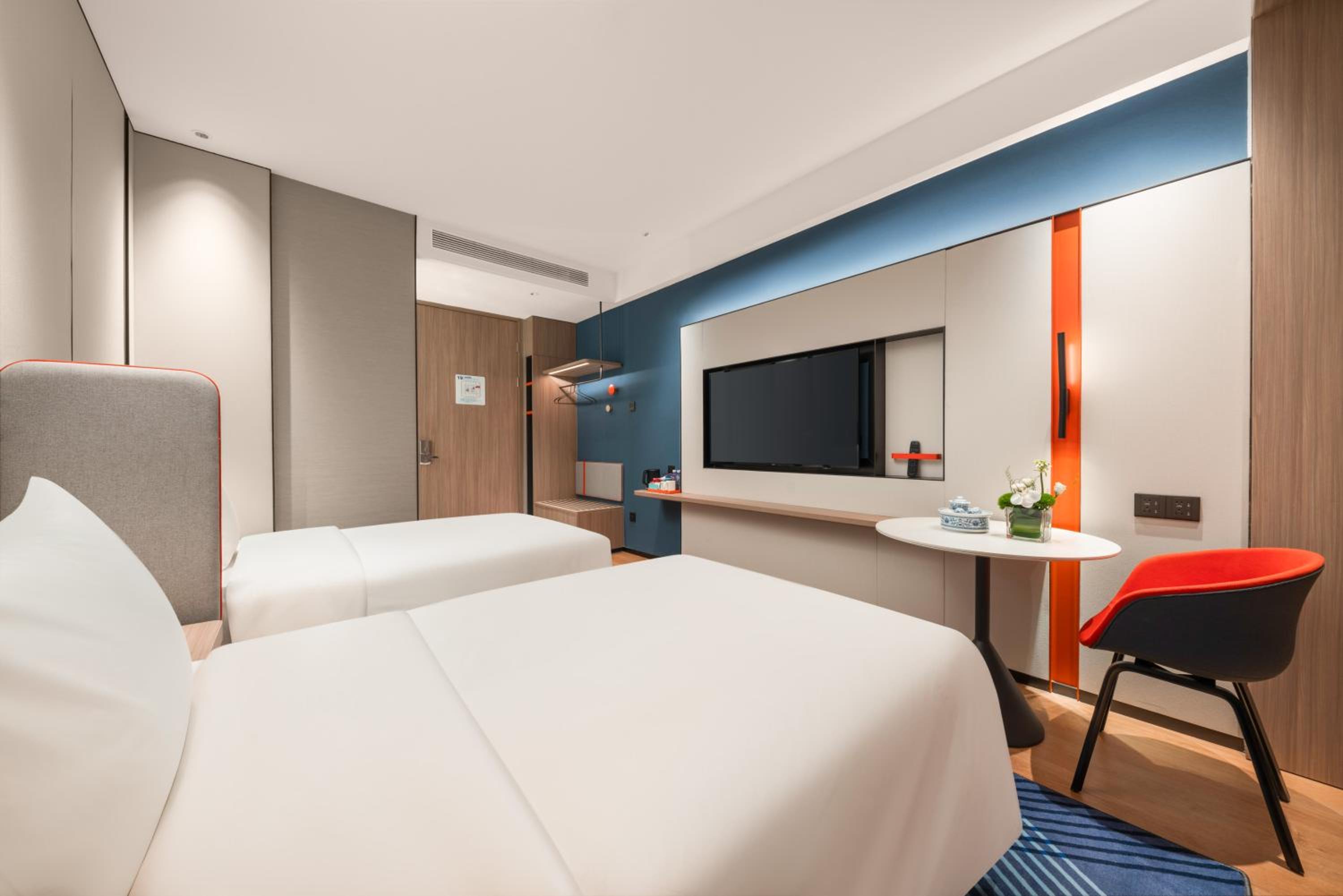 Standard Twin Room with Two Twin Beds photo 2