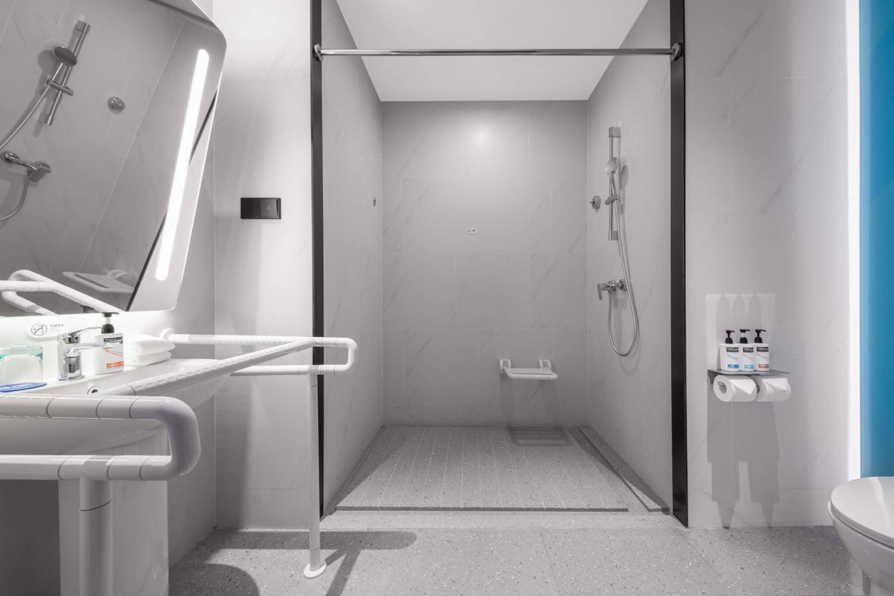 Standard Twin Room - Accessible photo 3