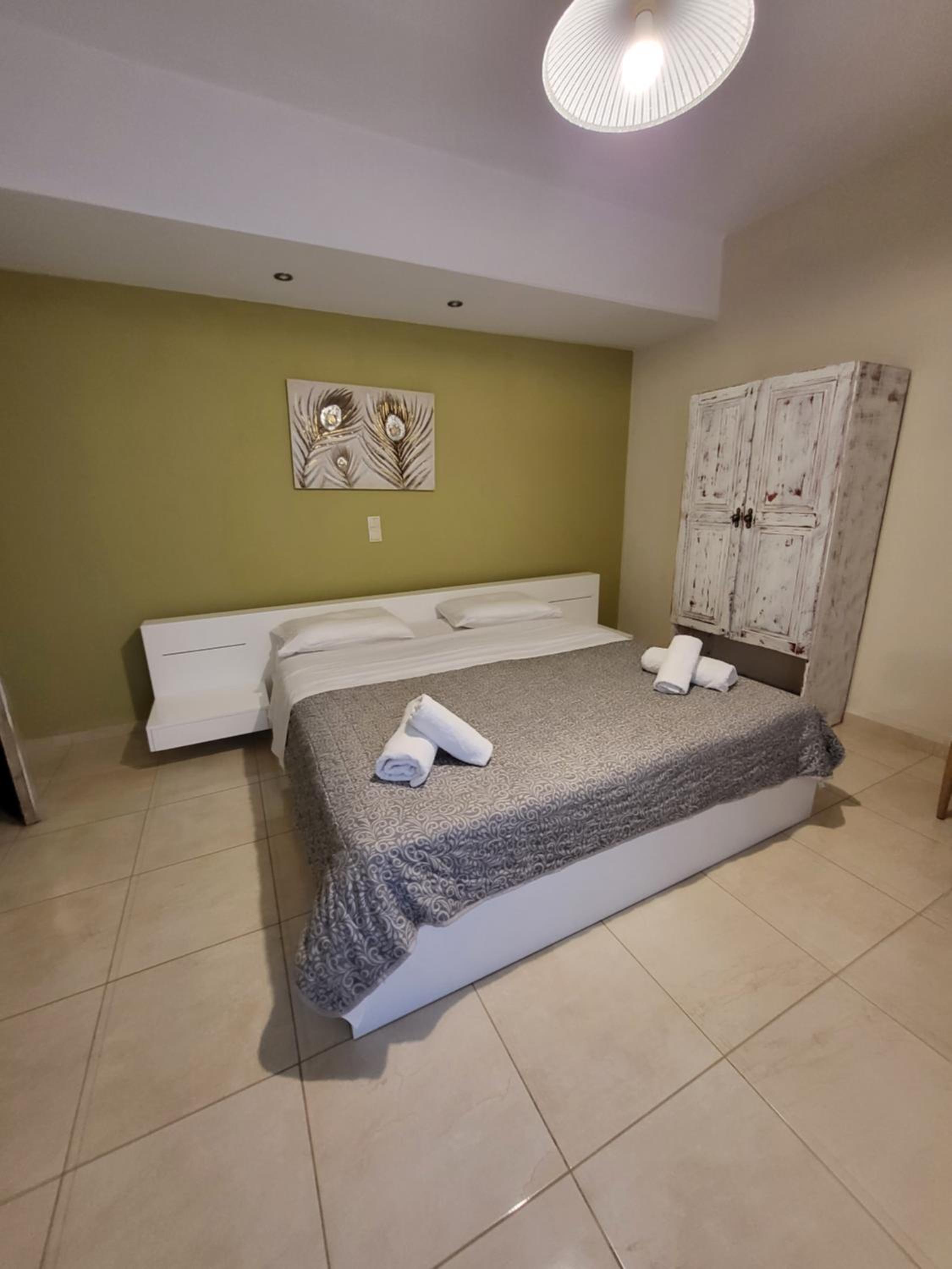 Deluxe Double Room with Side Sea View - Photo 9