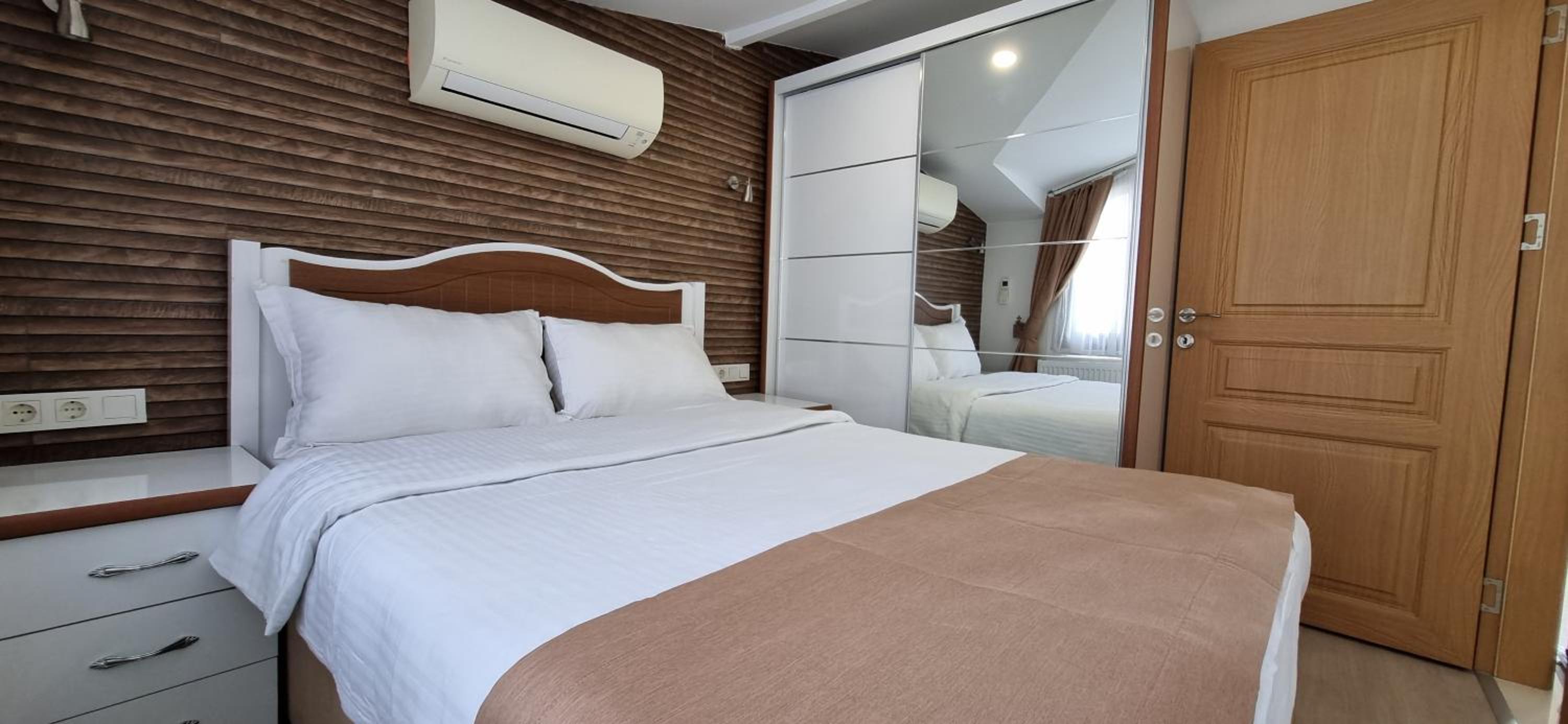 One-Bedroom Apartment with Balcony and Sea View photo 3
