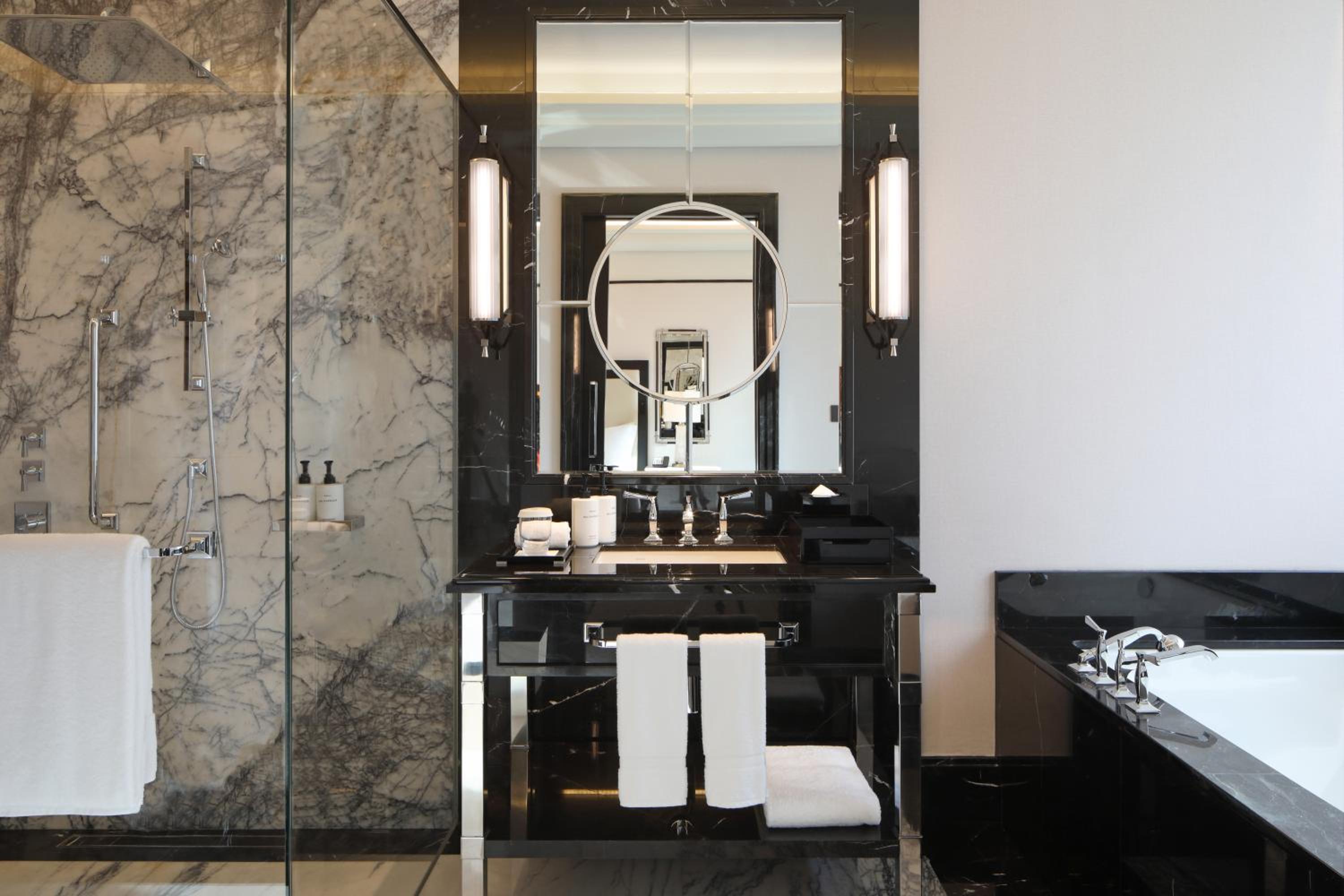 Deluxe King Room - Photo 4