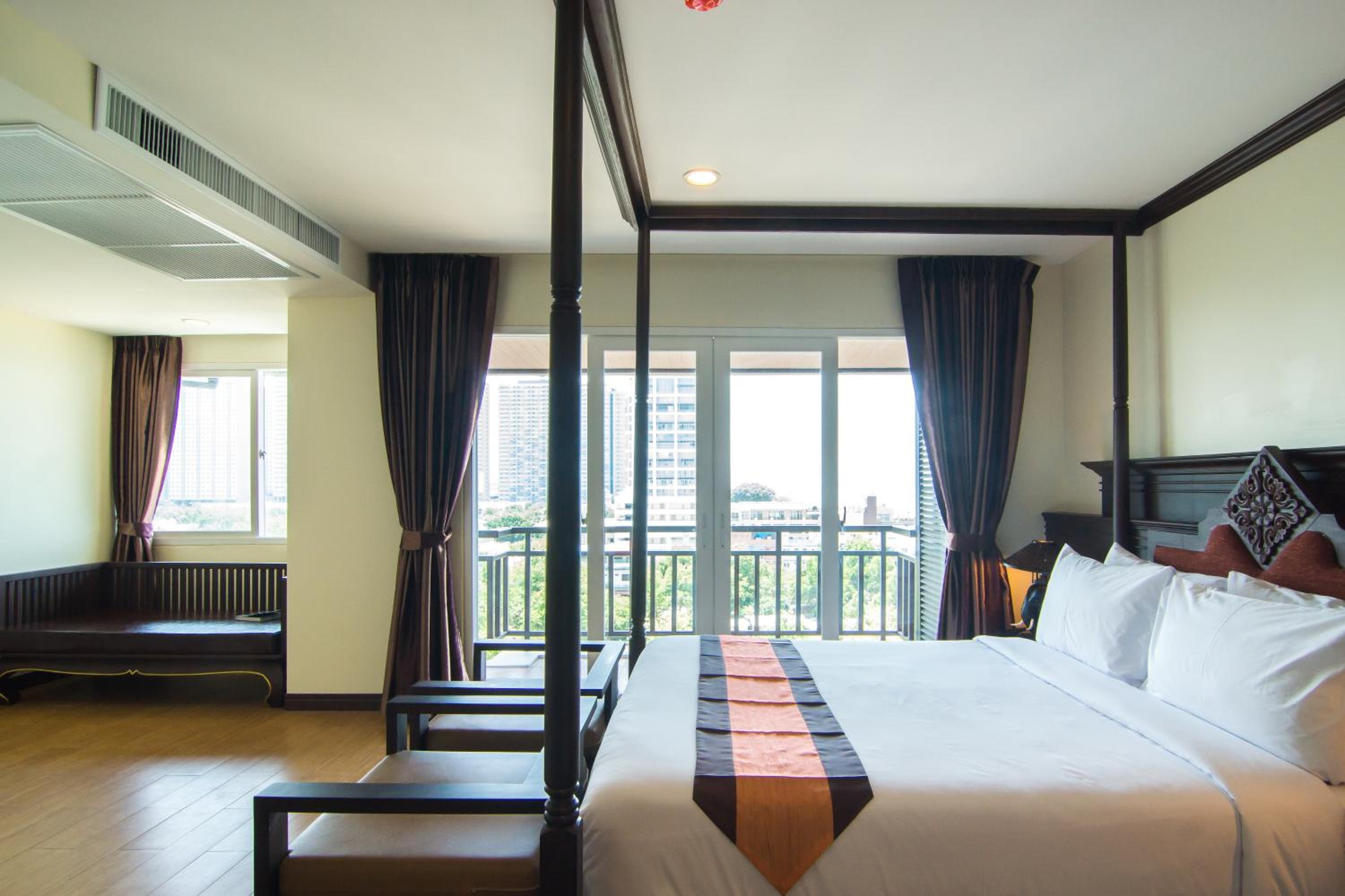 Luxury Suite - Photo 11