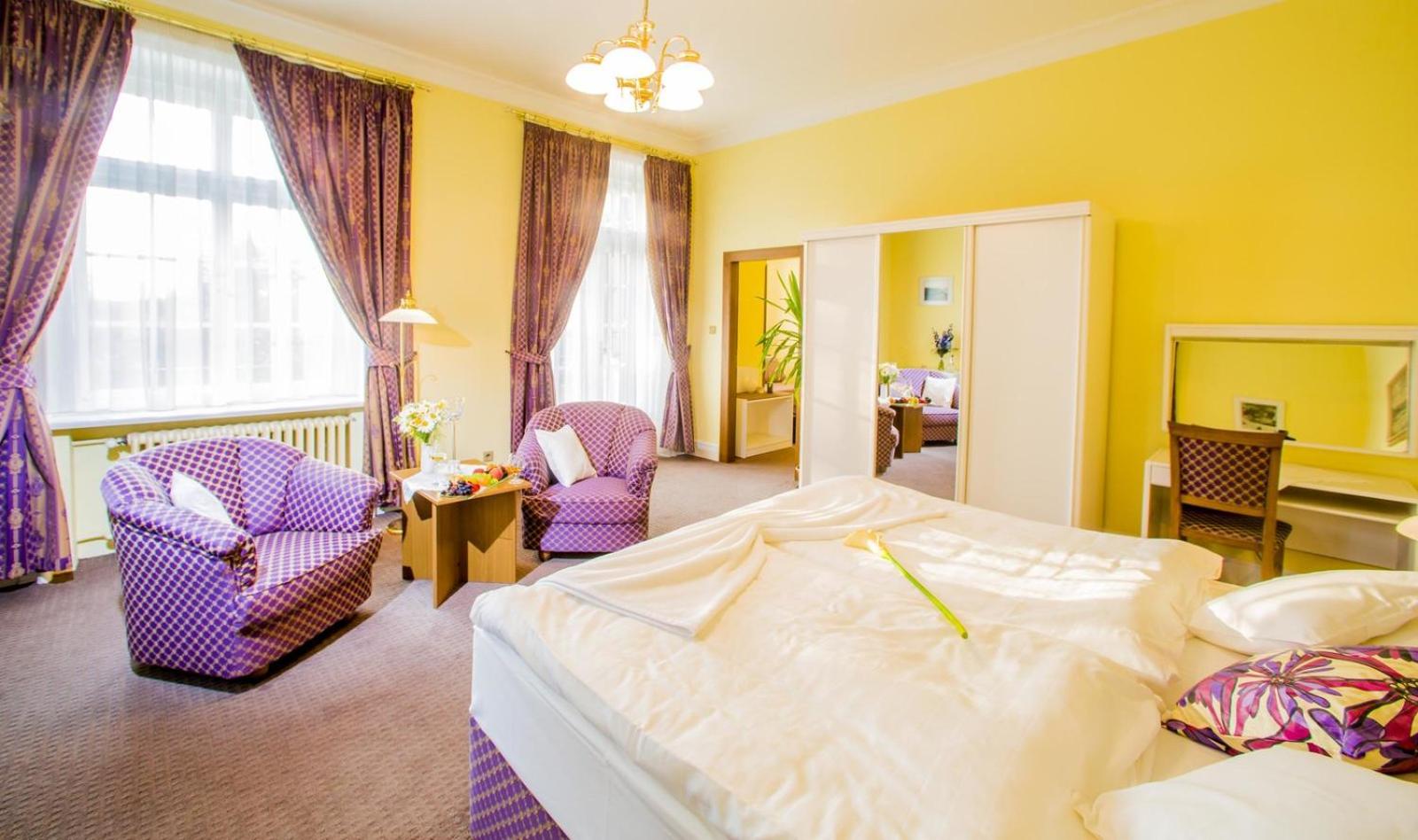Double Room with Balcony - Photo 2