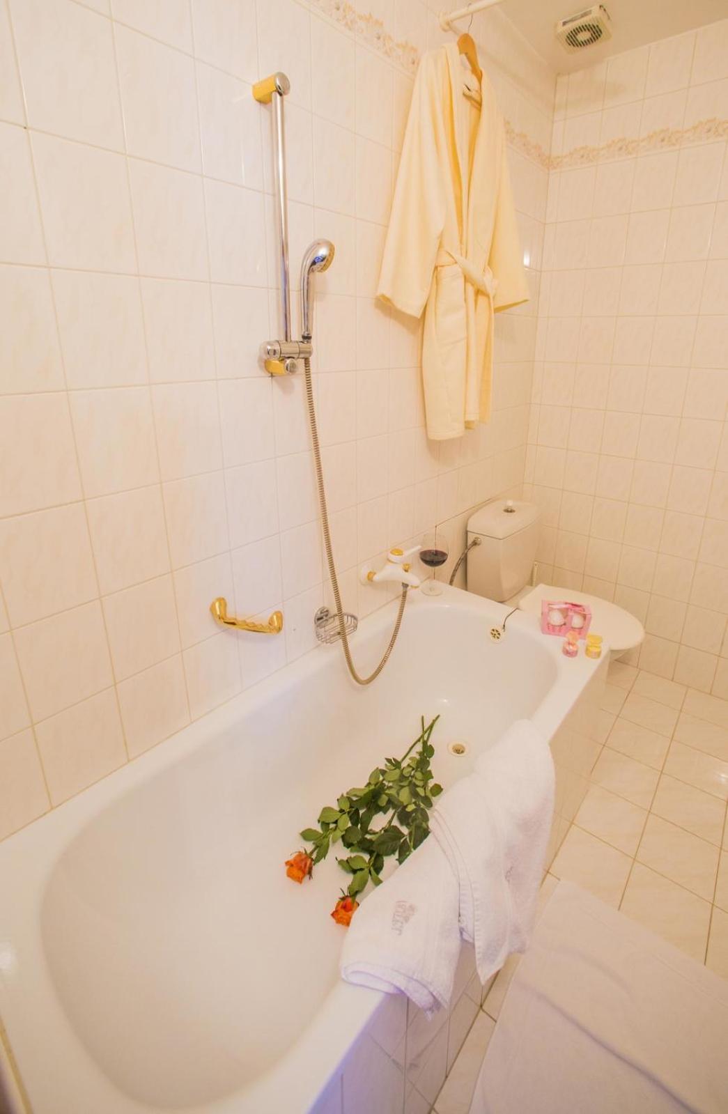 Double Room with Balcony - Photo 3