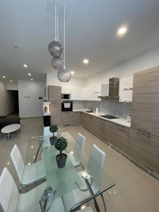 Three-Bedroom Apartment photo 1