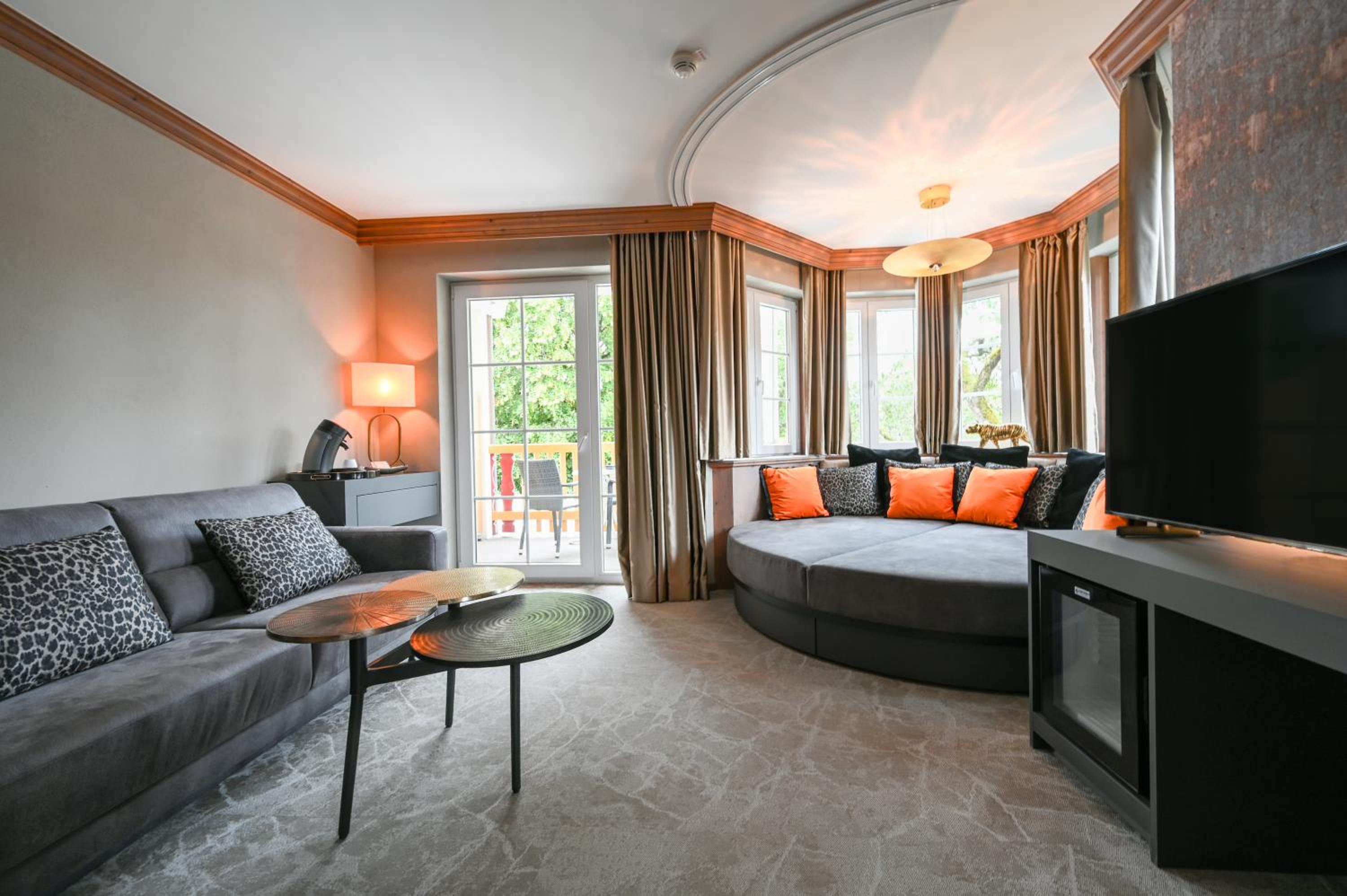 Deluxe Suite Modern with Balcony photo 1