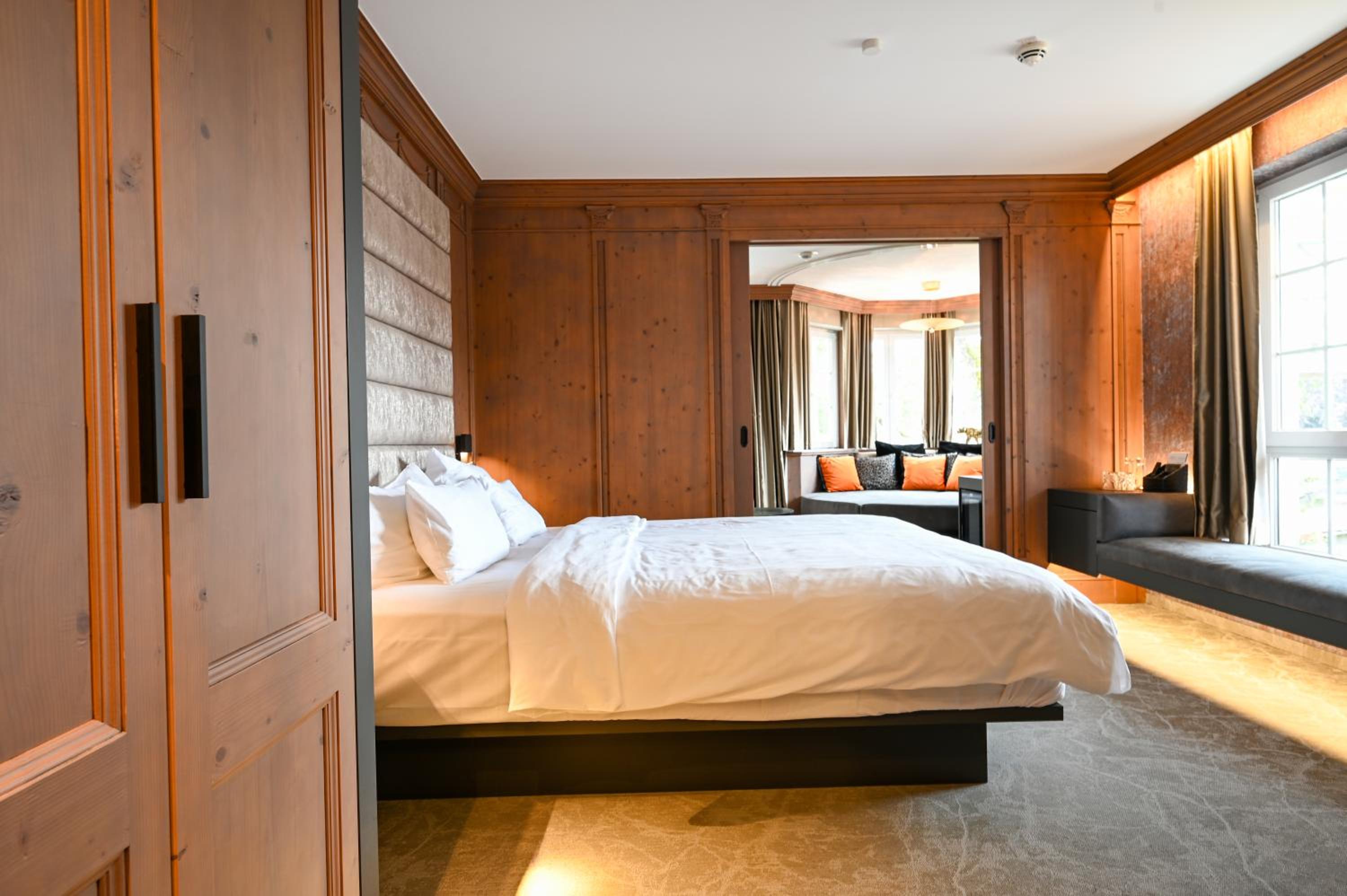 Deluxe Suite Modern with Balcony photo 3