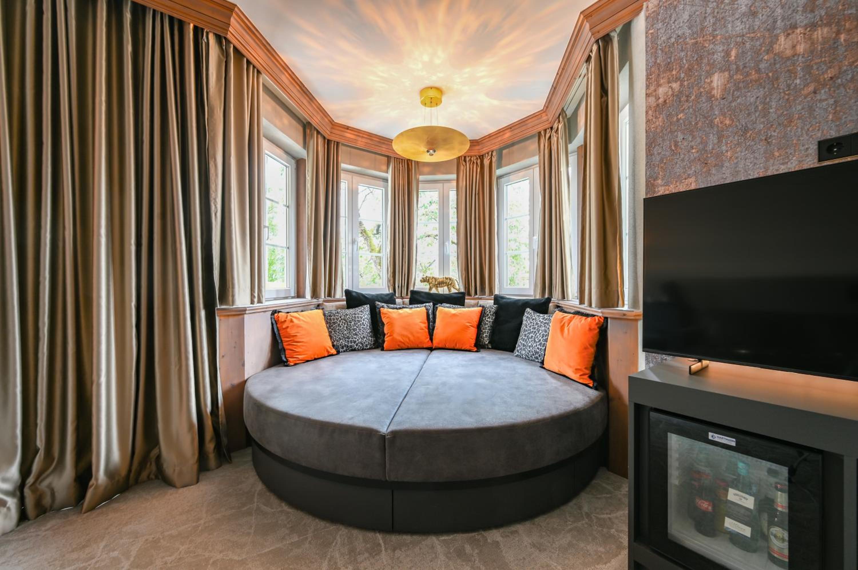 Deluxe Suite Modern with Balcony photo 2