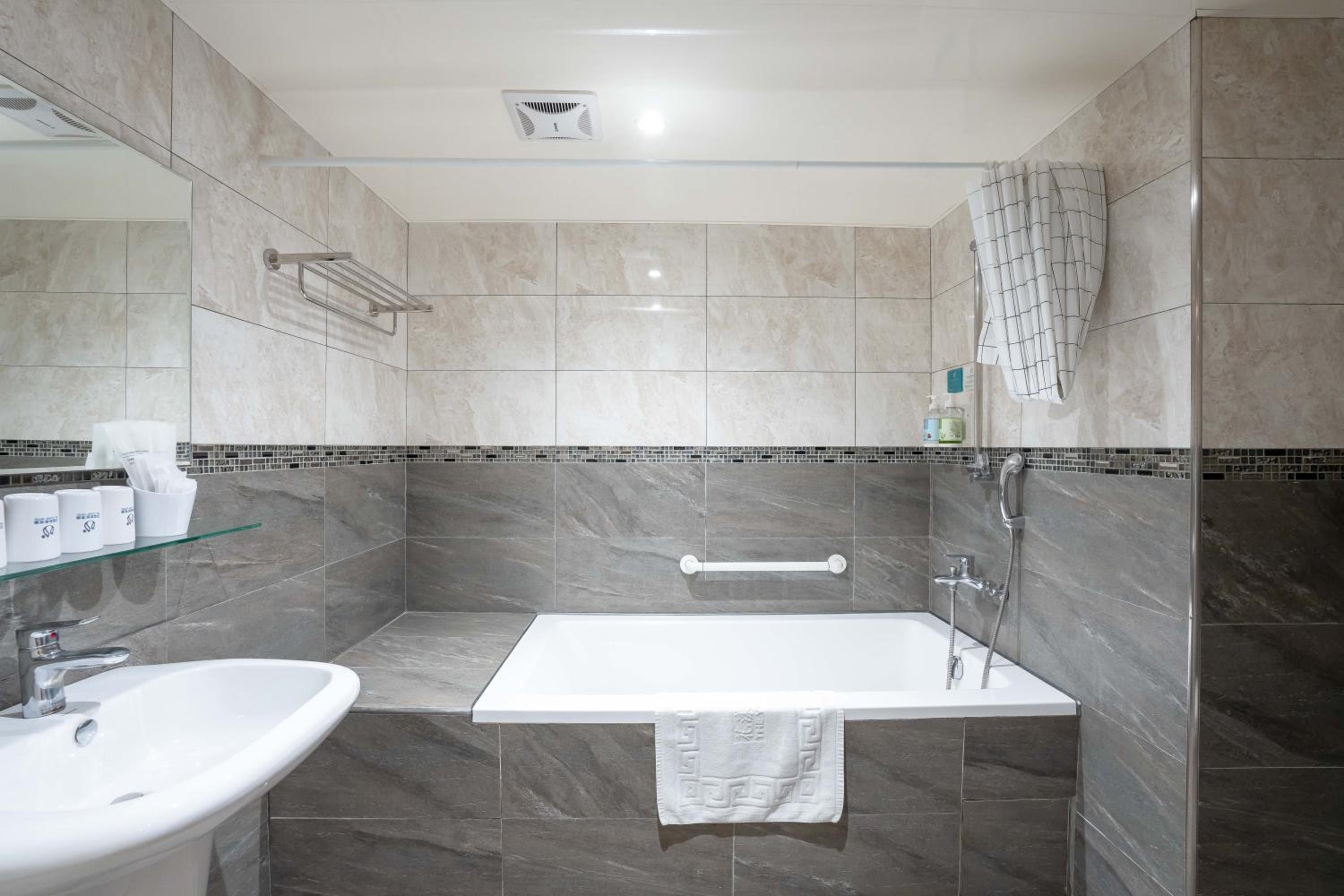 Superior Quadruple Room - Photo 9