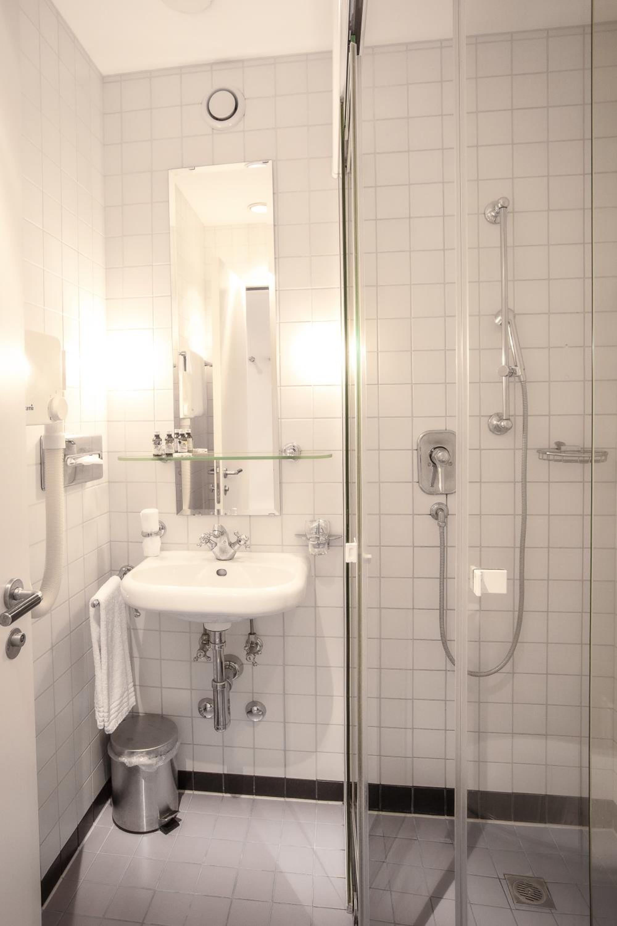 Single Room with Bathroom photo 3