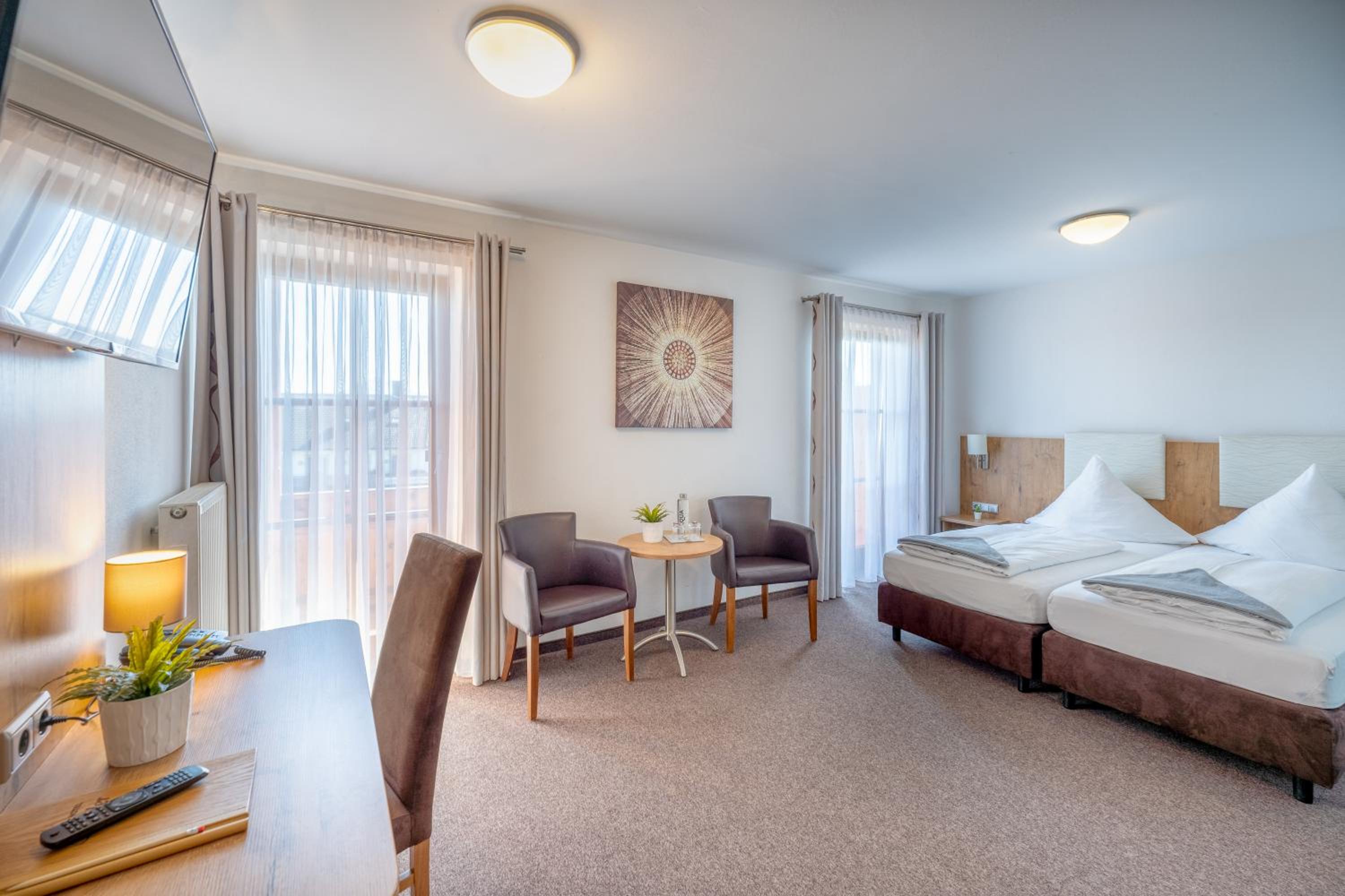 Large Double Room - Photo 3