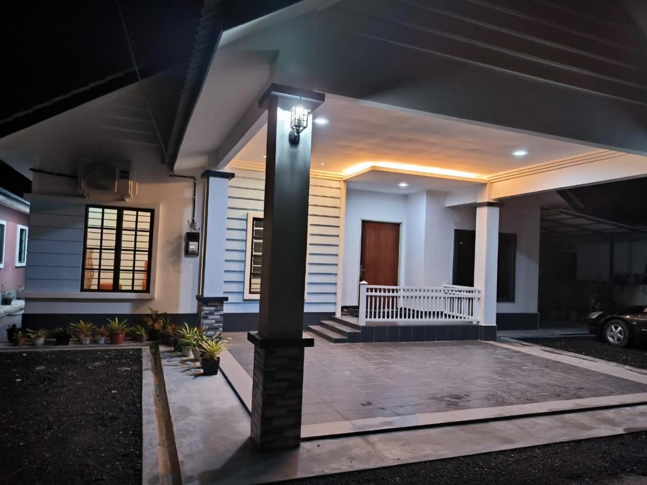 Three-Bedroom House photo 2