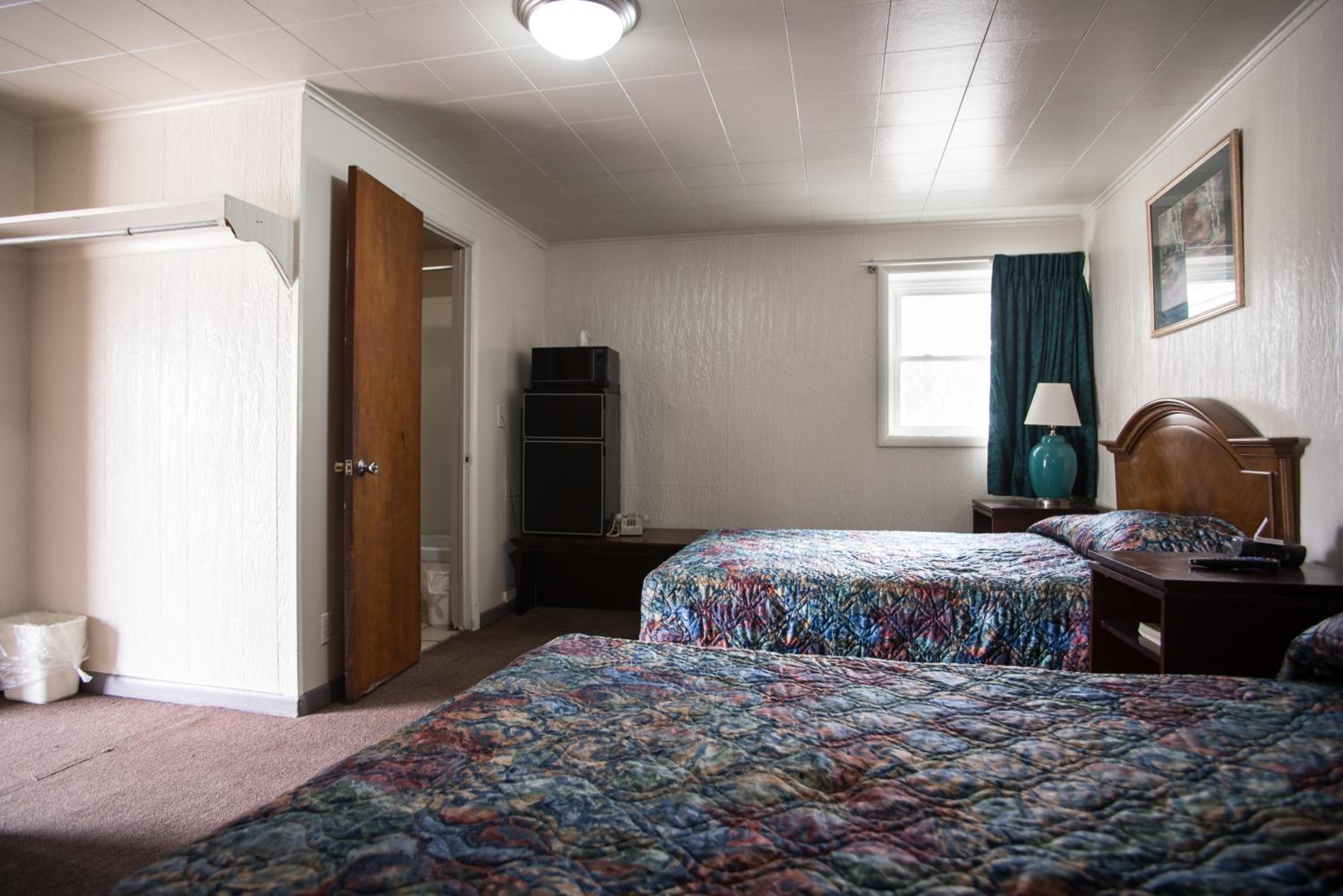 Queen Room with Two Queen Beds photo 3