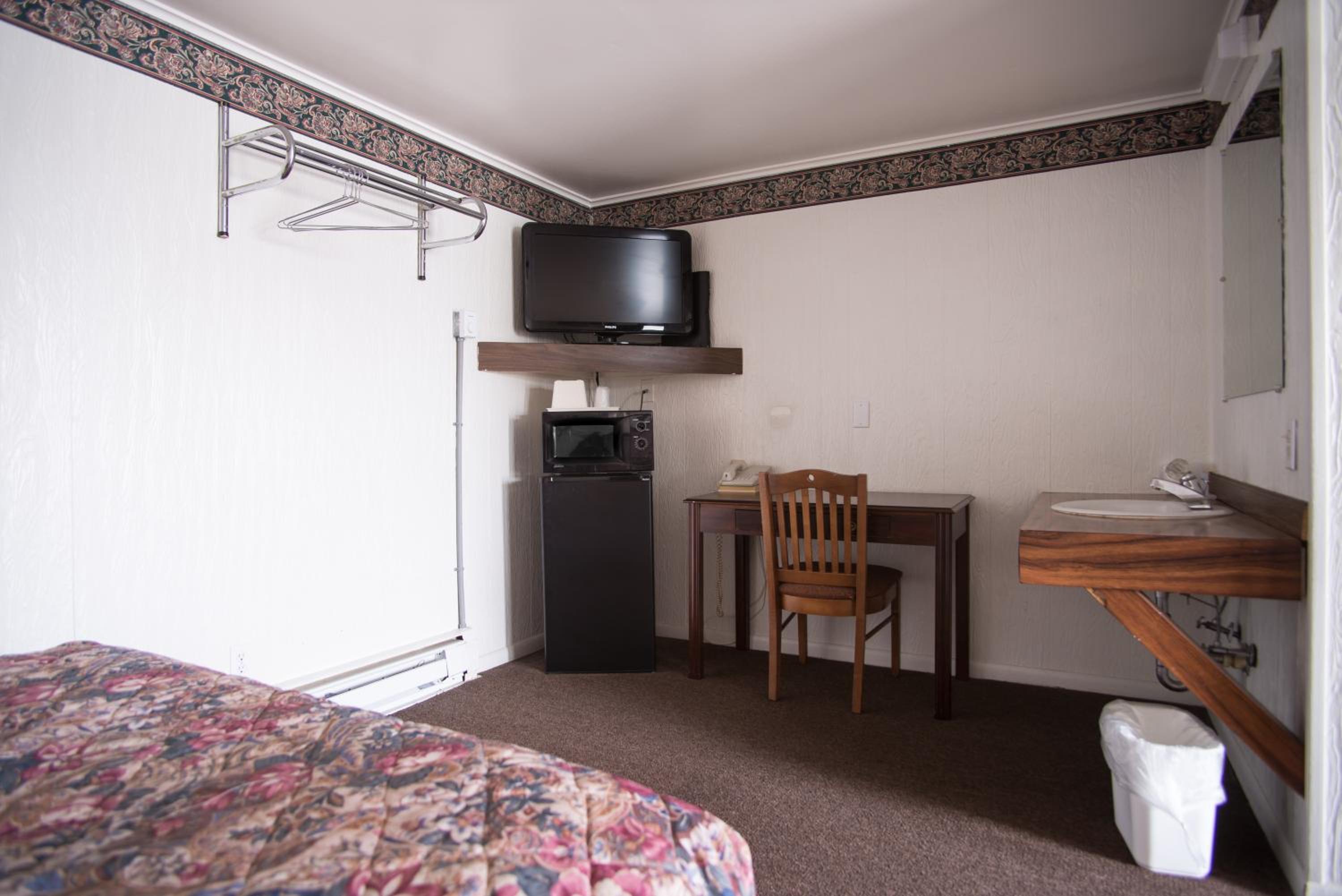 Queen Room with Two Queen Beds photo 2