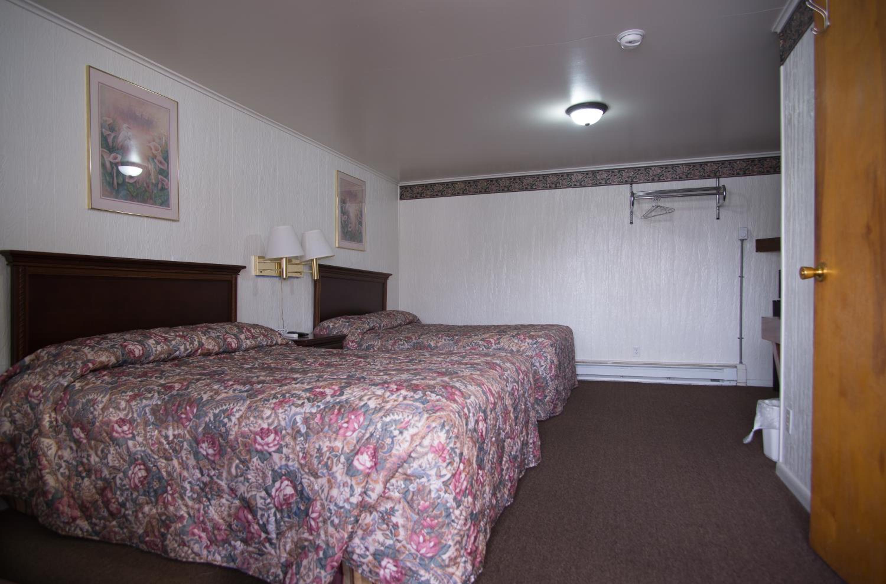 Queen Room with Two Queen Beds photo 1