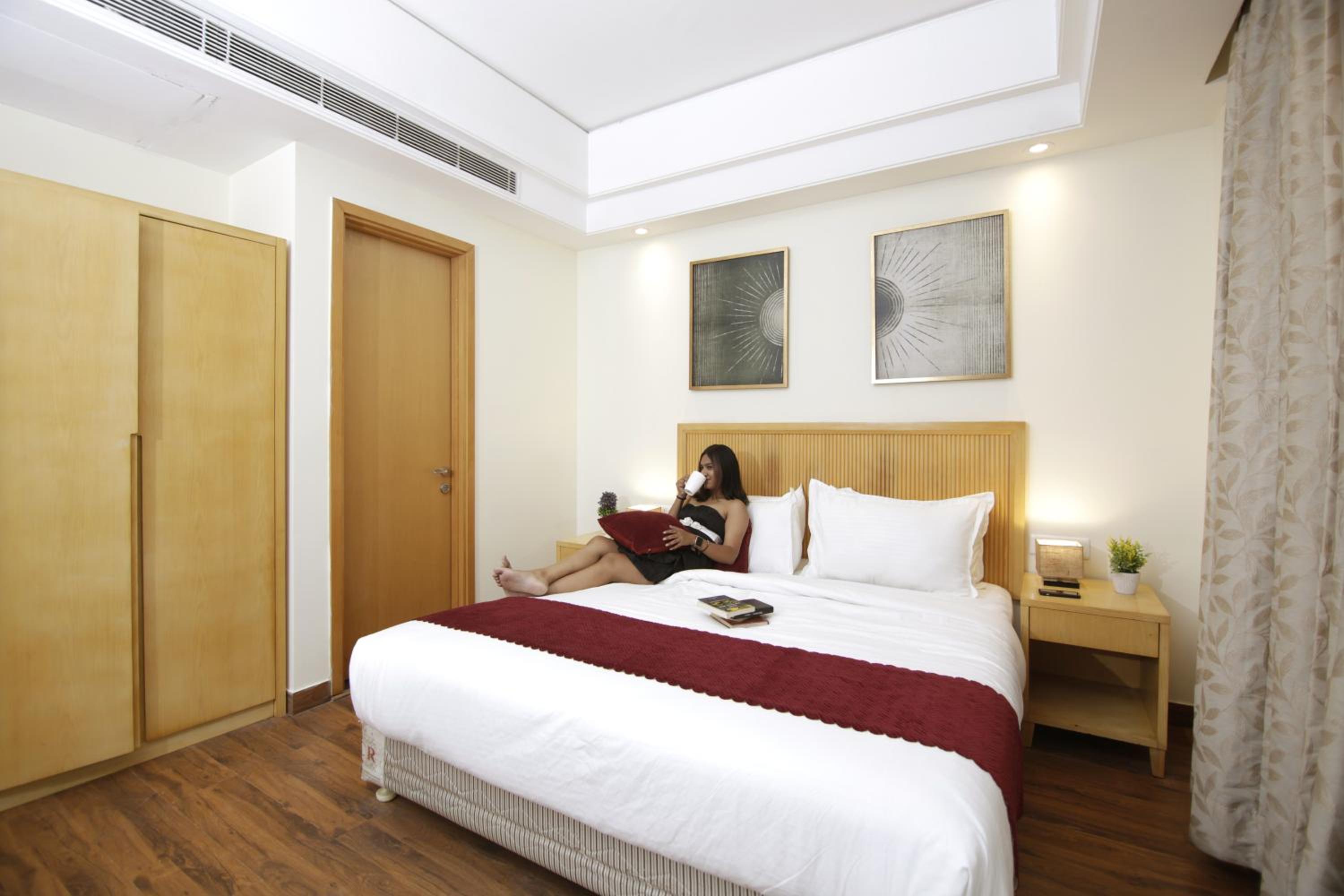 Suite with City View - Photo 10